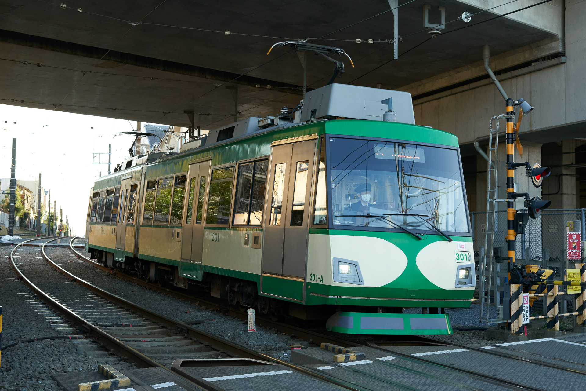 これは、今回のイベントとは別のときに山下駅で撮影。頭上の高架は小田急小田原線だ。このように、世田谷線は道路と分離された専用軌道になっており、これが生き残った一因となっている