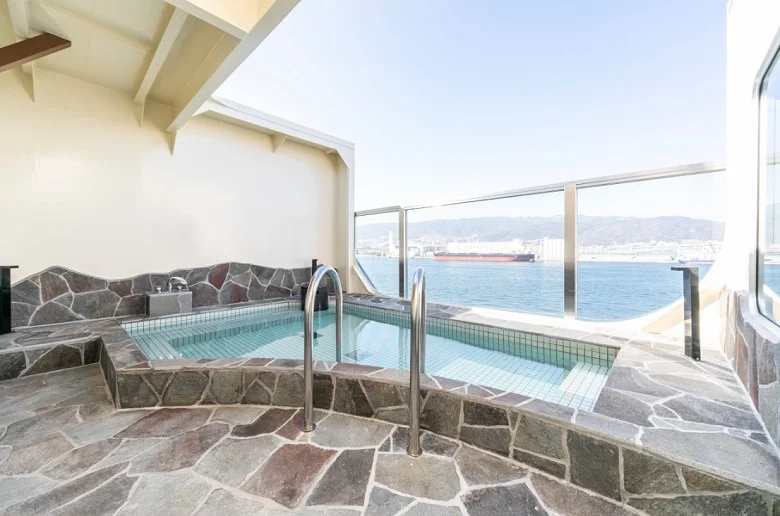 船内の展望露天風呂