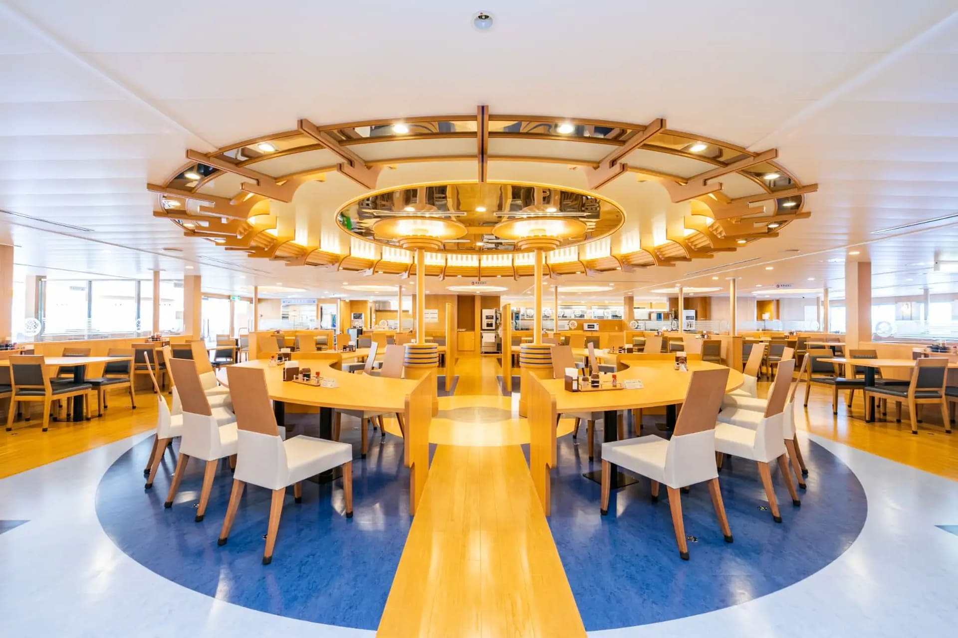 船内レストラン