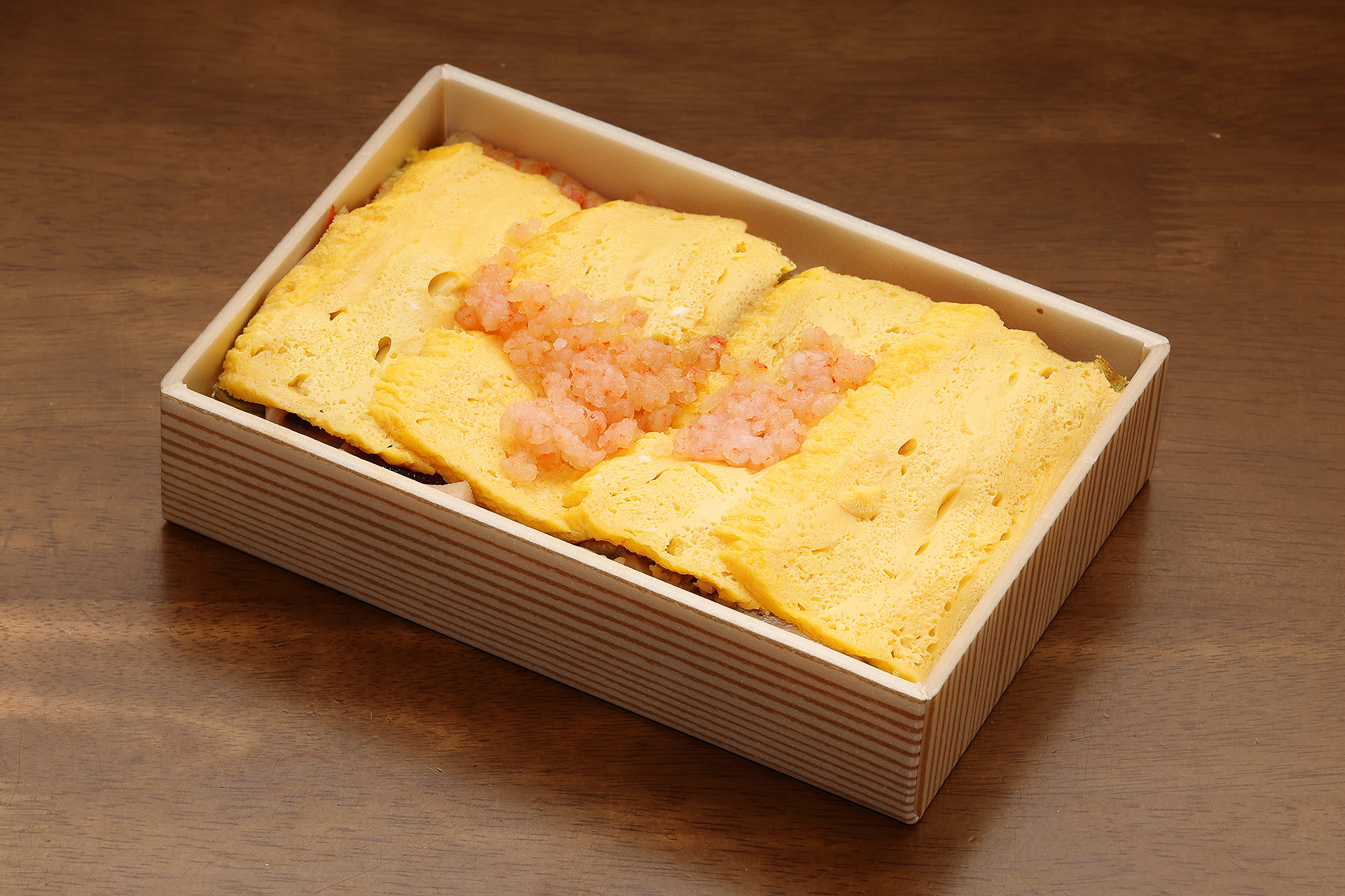 フタを開けても厚焼き玉子とむき海老のおぼろしか見えませんが、これだけでも十分に美味しそうです