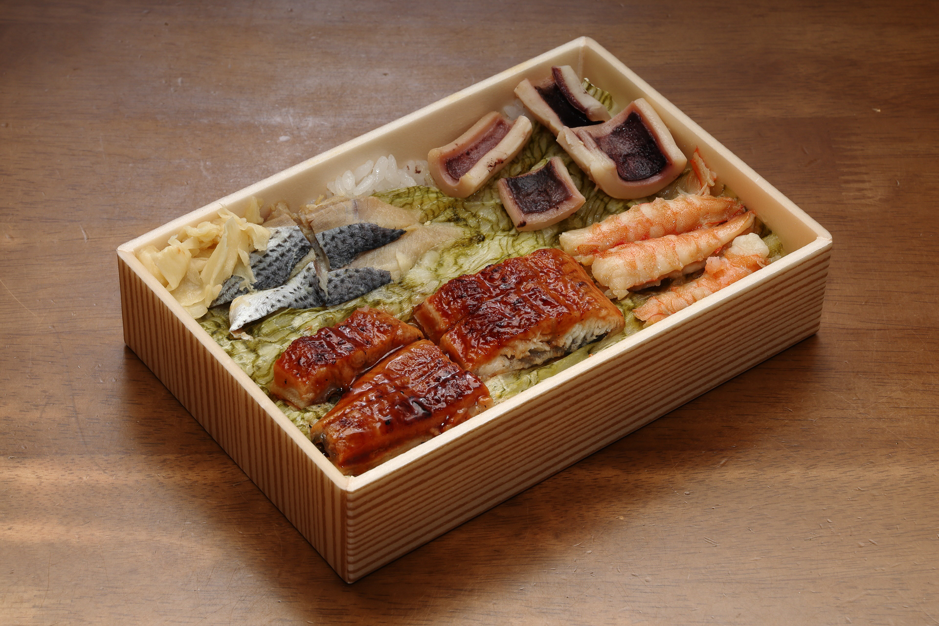 敷き詰められたとろろ昆布の上には鰻、こはだ、ボイルいか、蒸し海老という豪華な布陣。ガリはやさしい味