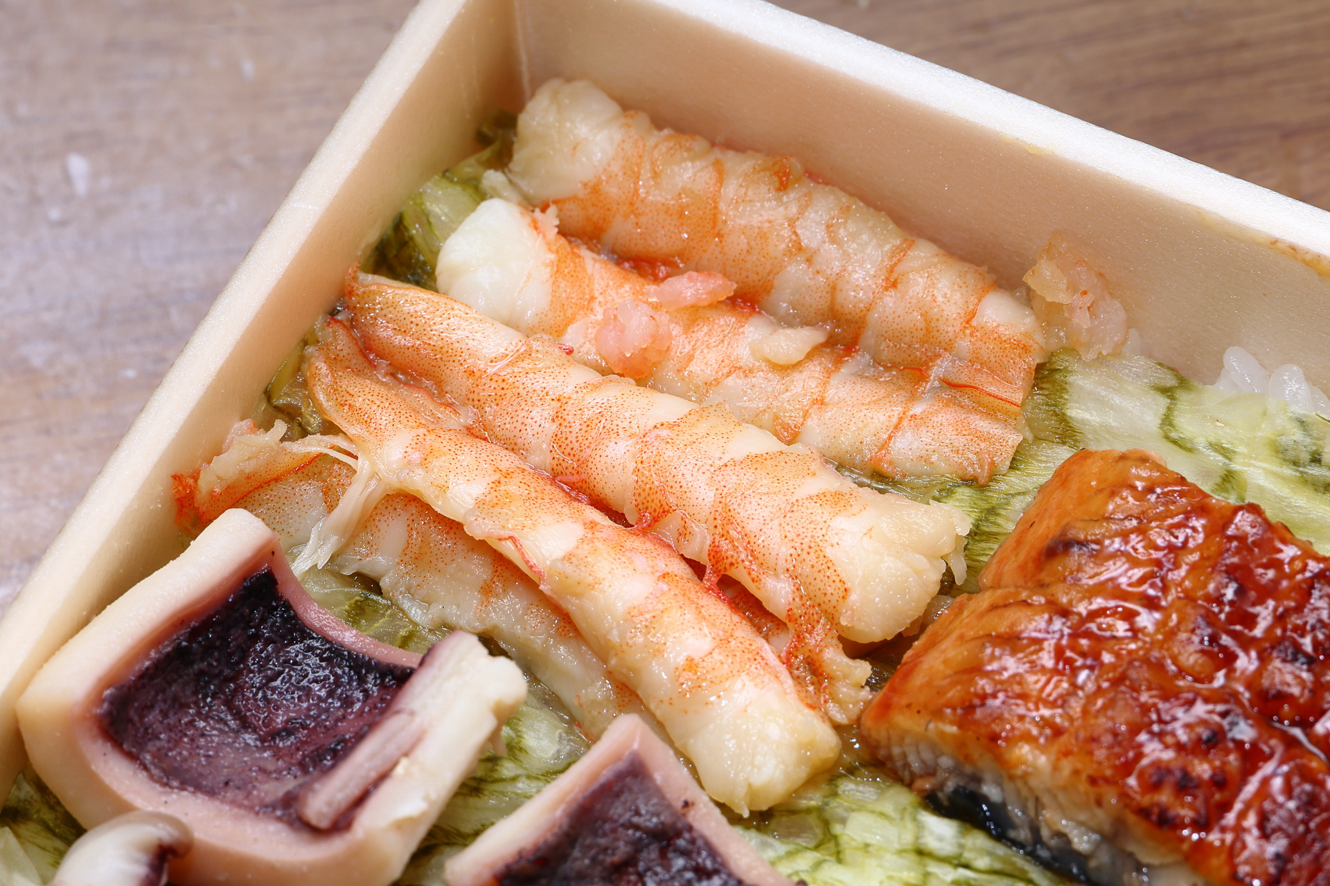 酢でしっかりと締められた4本の蒸し海老は食べ応えあり