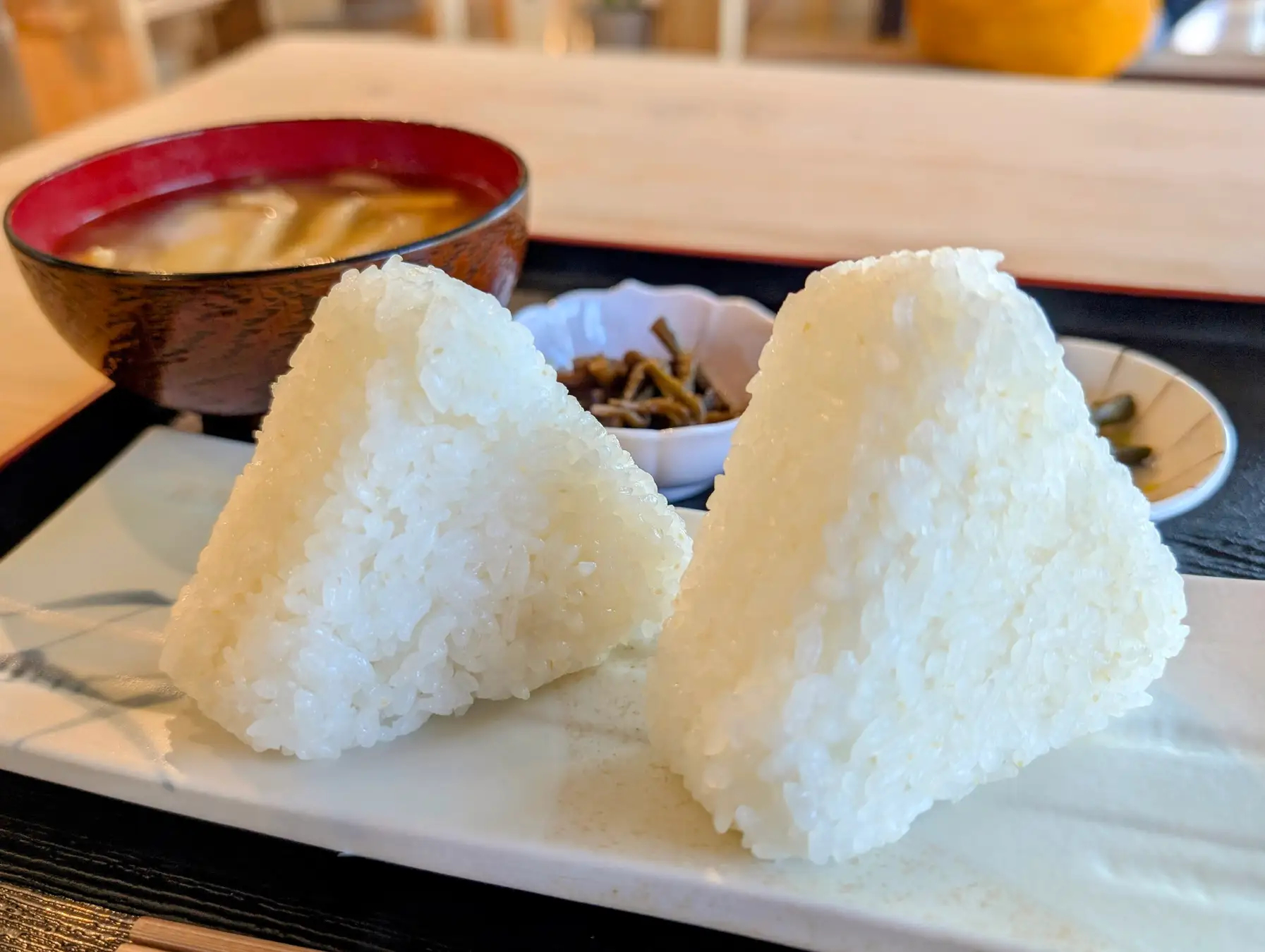 あえて具材を別に盛り付けたおにぎりのセット