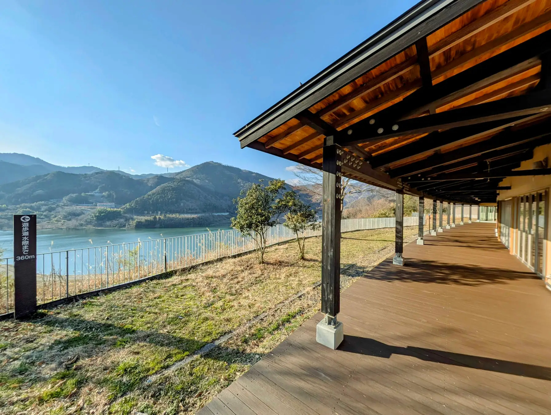 湖畔デッキ