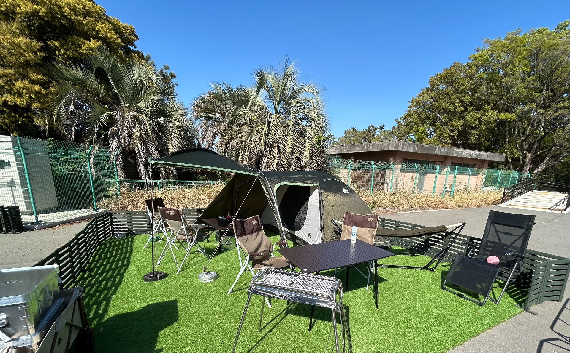 デイキャンプエリアは5月12日オープン。LOGOSのテントやチェア、ハンモックで日帰りキャンプが楽しめ、手ぶらBBQもセット