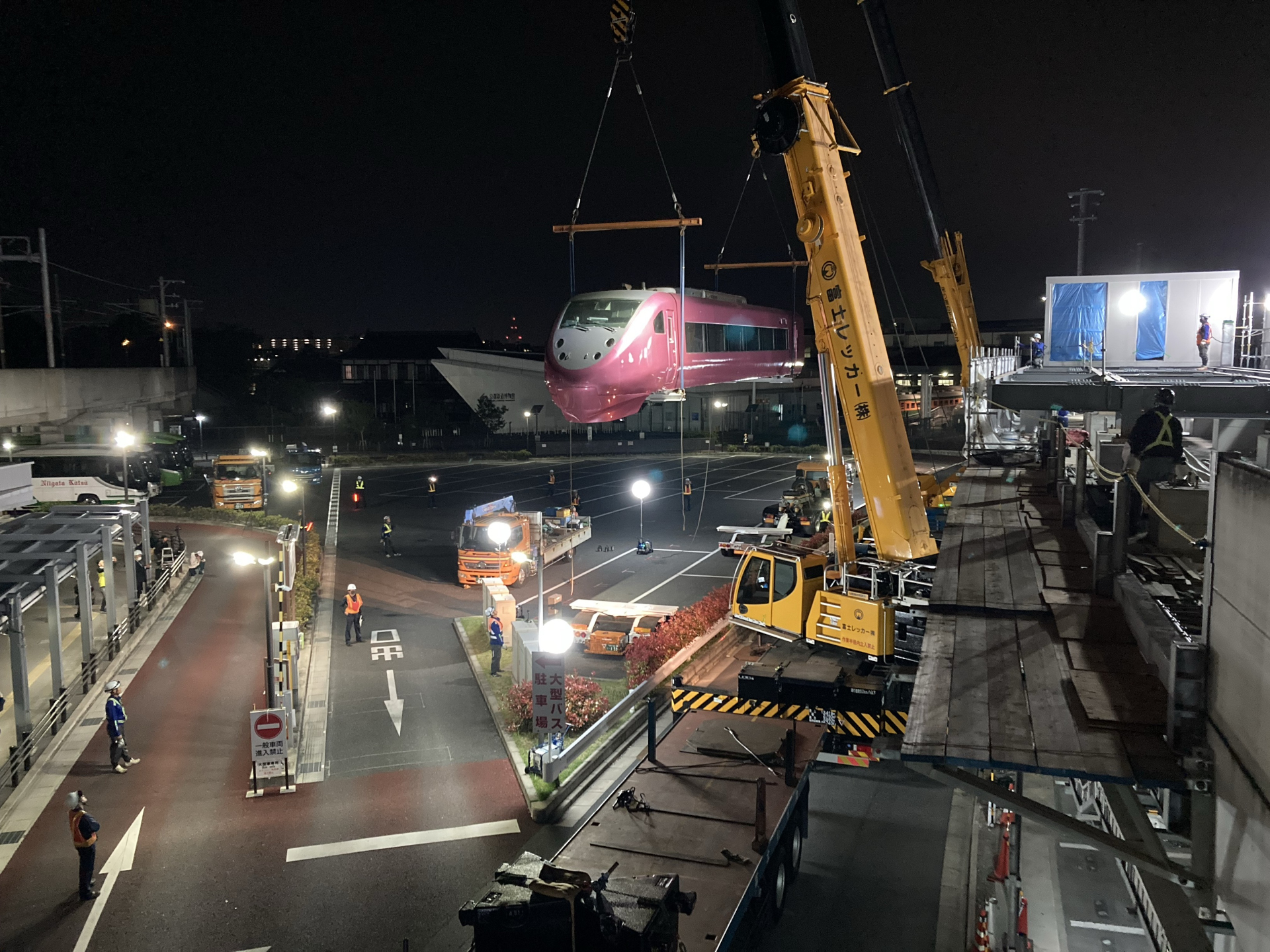 車両の吊り上げおよび設置（梅小路京都西駅付近の廃線高架上）