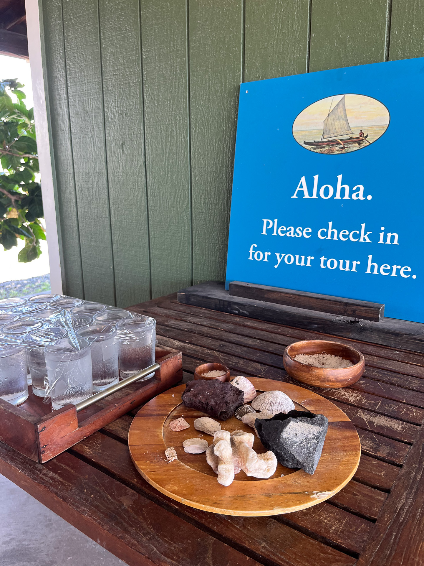 建物の奥にあるラナイ（バルコニー）で名前を告げてチェックイン
