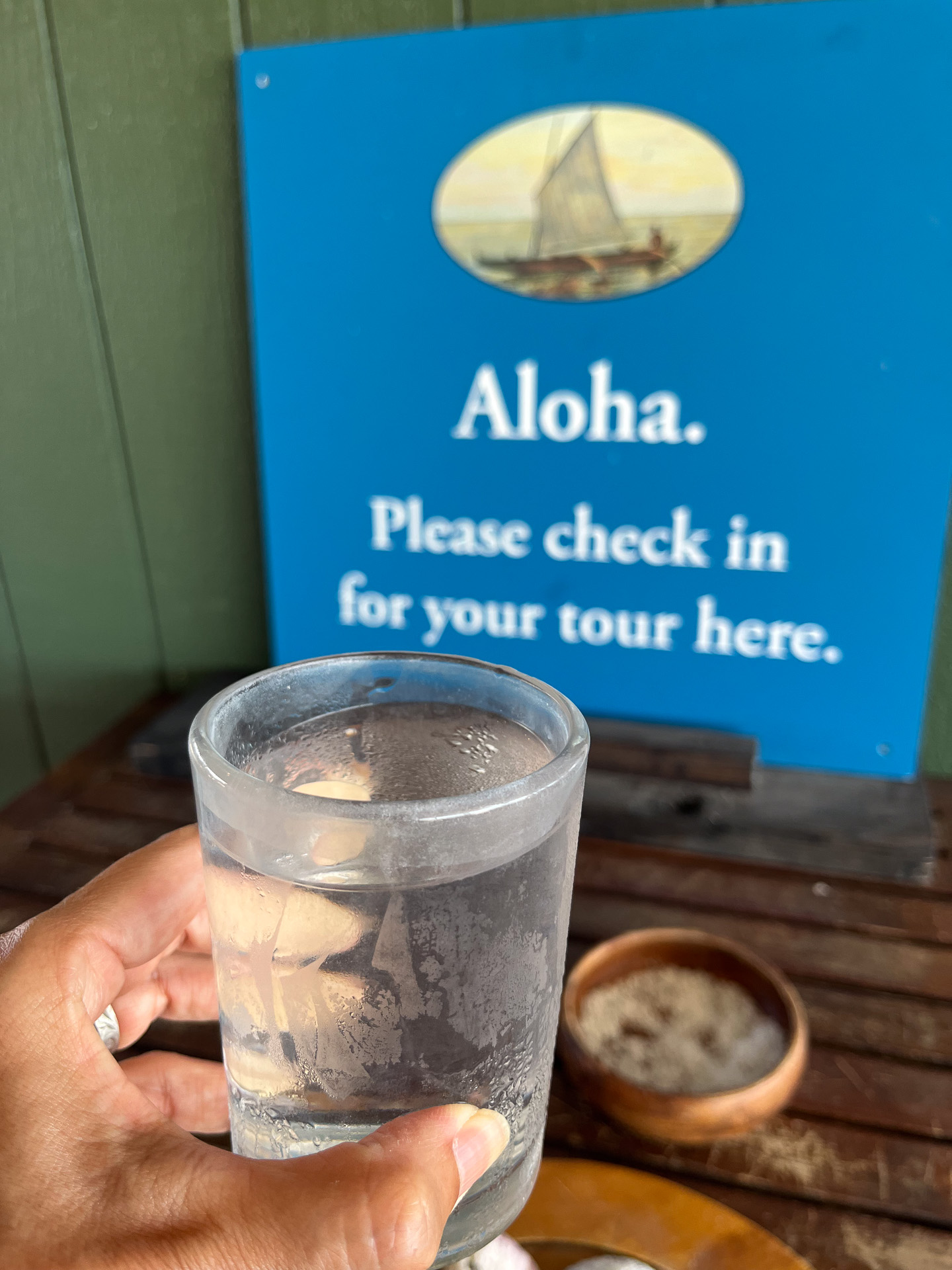 マグネシウムを数滴入れた冷水が用意されている。硬水のような味になる