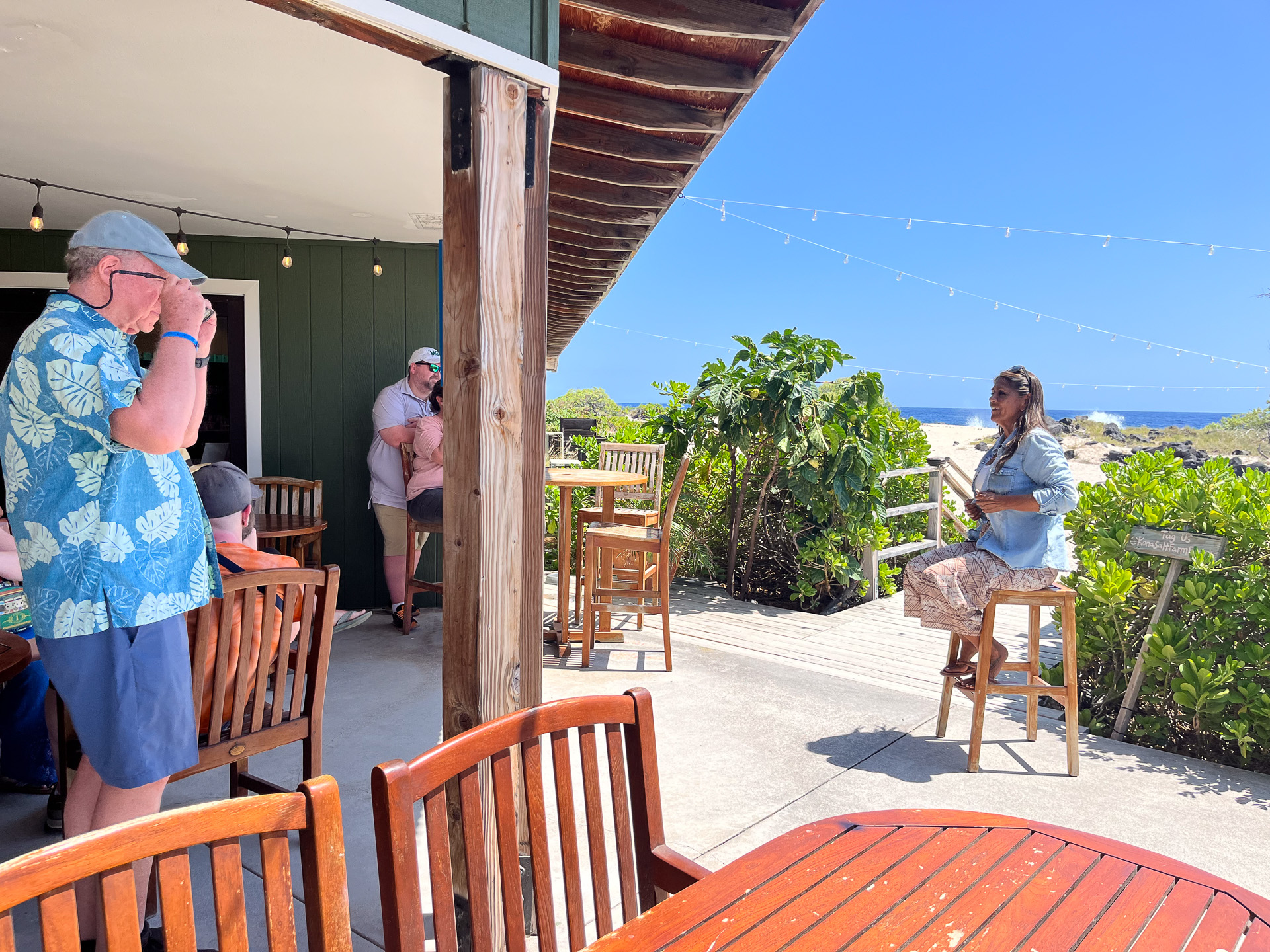 最初にラナイでこの場所の歴史やハワイの文化を聞く