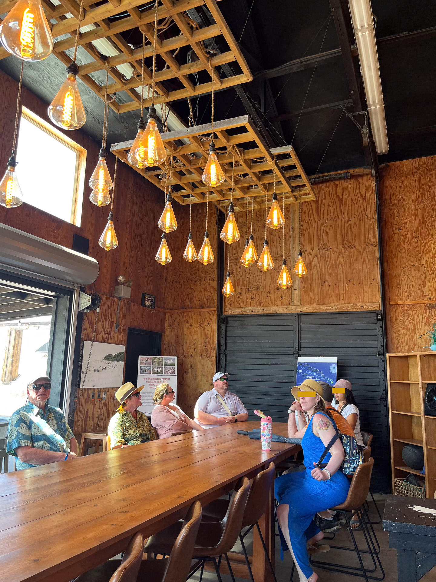 ここで環境保護の活動について写真（パネル）を見ながら説明を聞いた