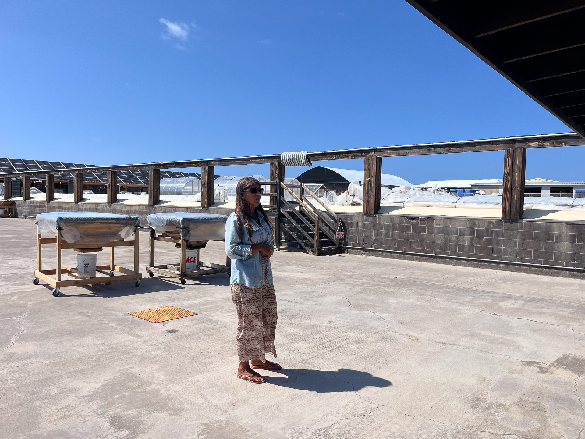 建物のすぐ横に塩のファームがある