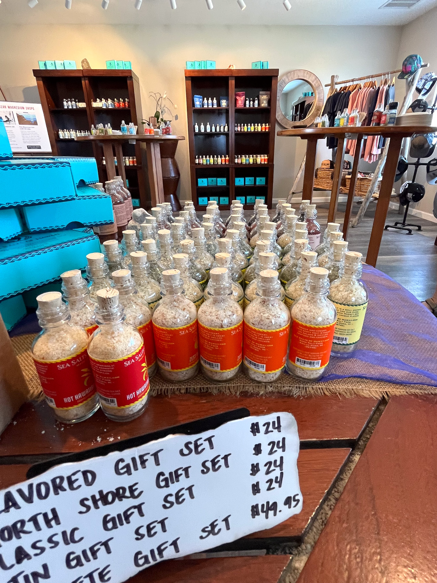 ギフトショップでは塩のほか、Tシャツやキャップなども販売している