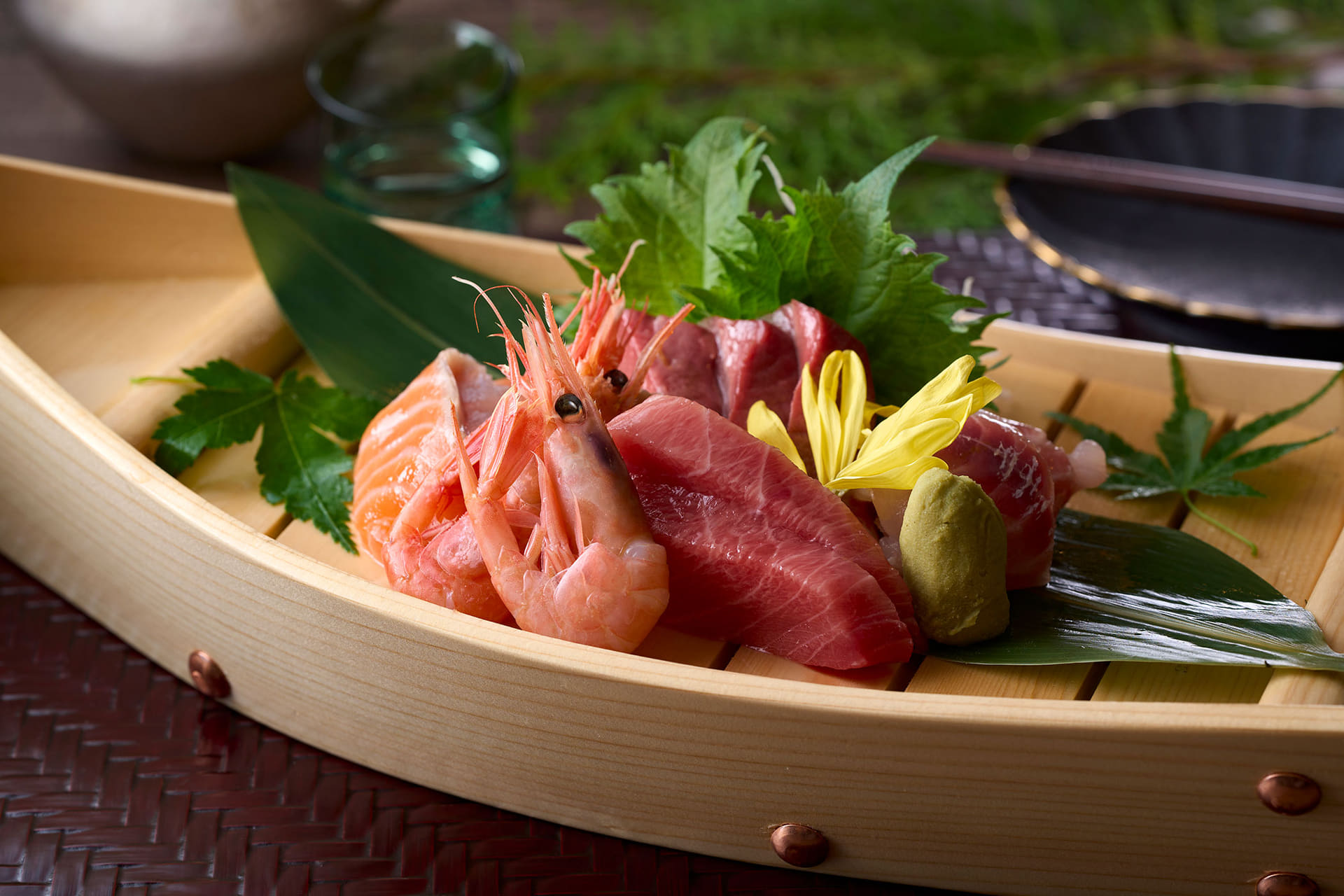 お造りは天然本まぐろ（赤身・中トロ）、鯛、サーモン、ぶり、甘えびなど市場直送の計6種類