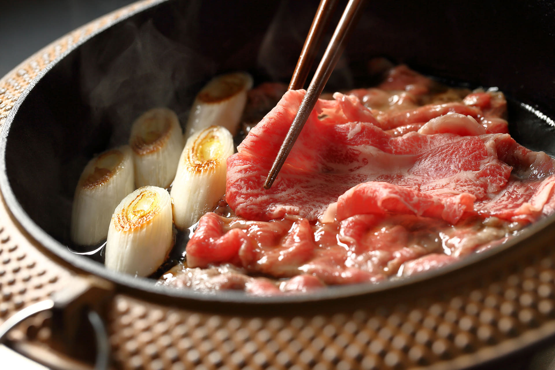 黒毛和牛ロースを使用したすき焼きは口のなかでとろける美味しさ
