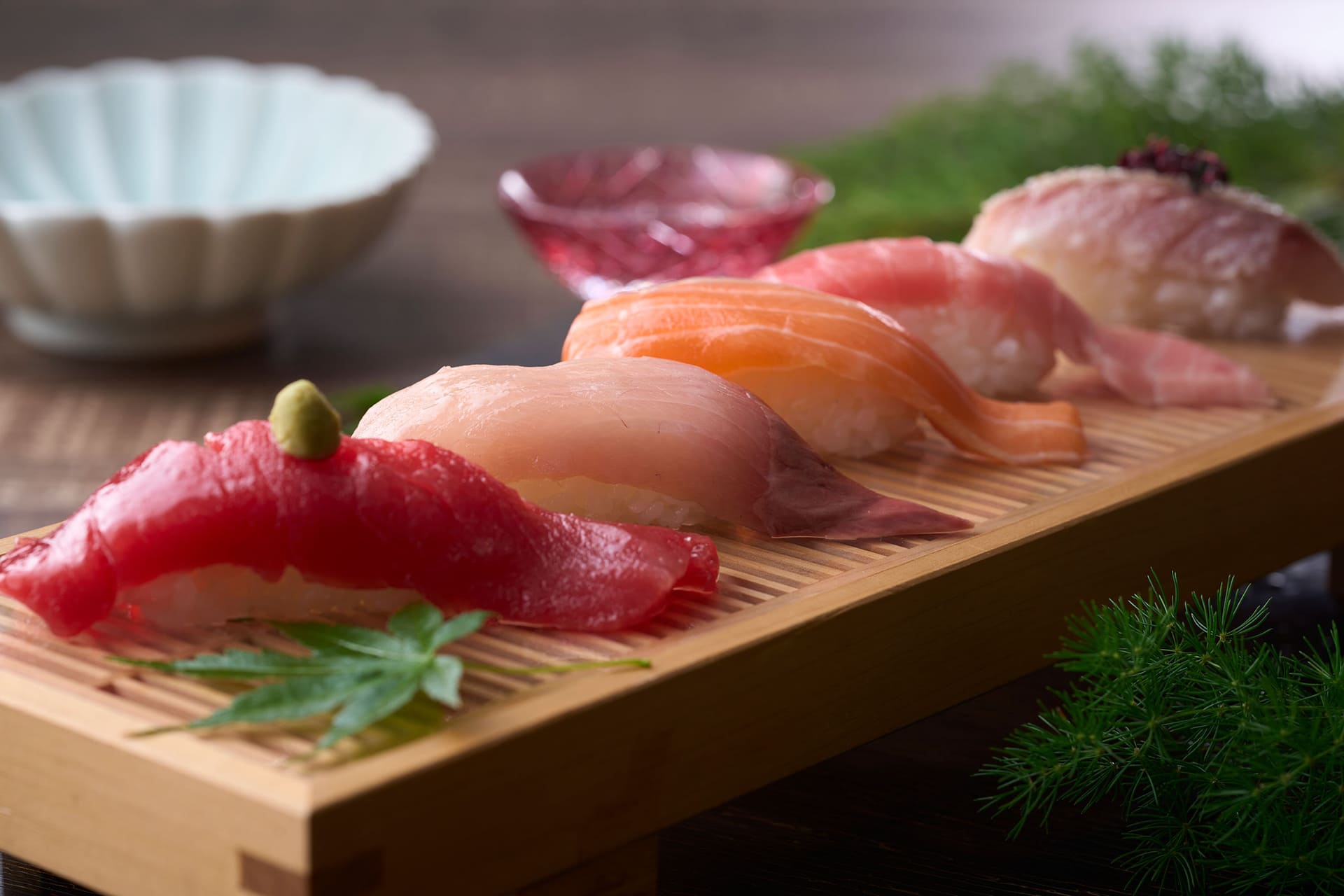 握り寿司は天然本まぐろの赤身と中トロ、鯛、サーモン、ぶりなどを大ネタで用意。ローストビーフ握りもある