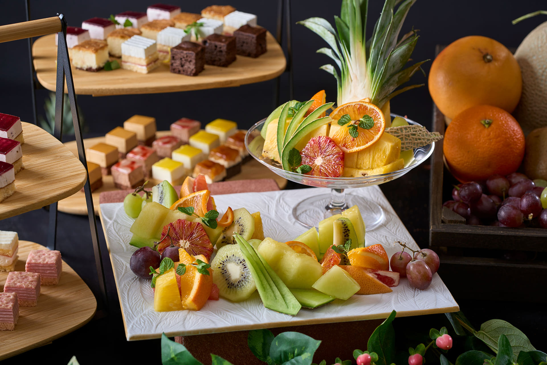 市場直送の旬のフルーツ、10種類以上のケーキ、ハーゲンダッツ アイスクリームなどのデザートも豊富