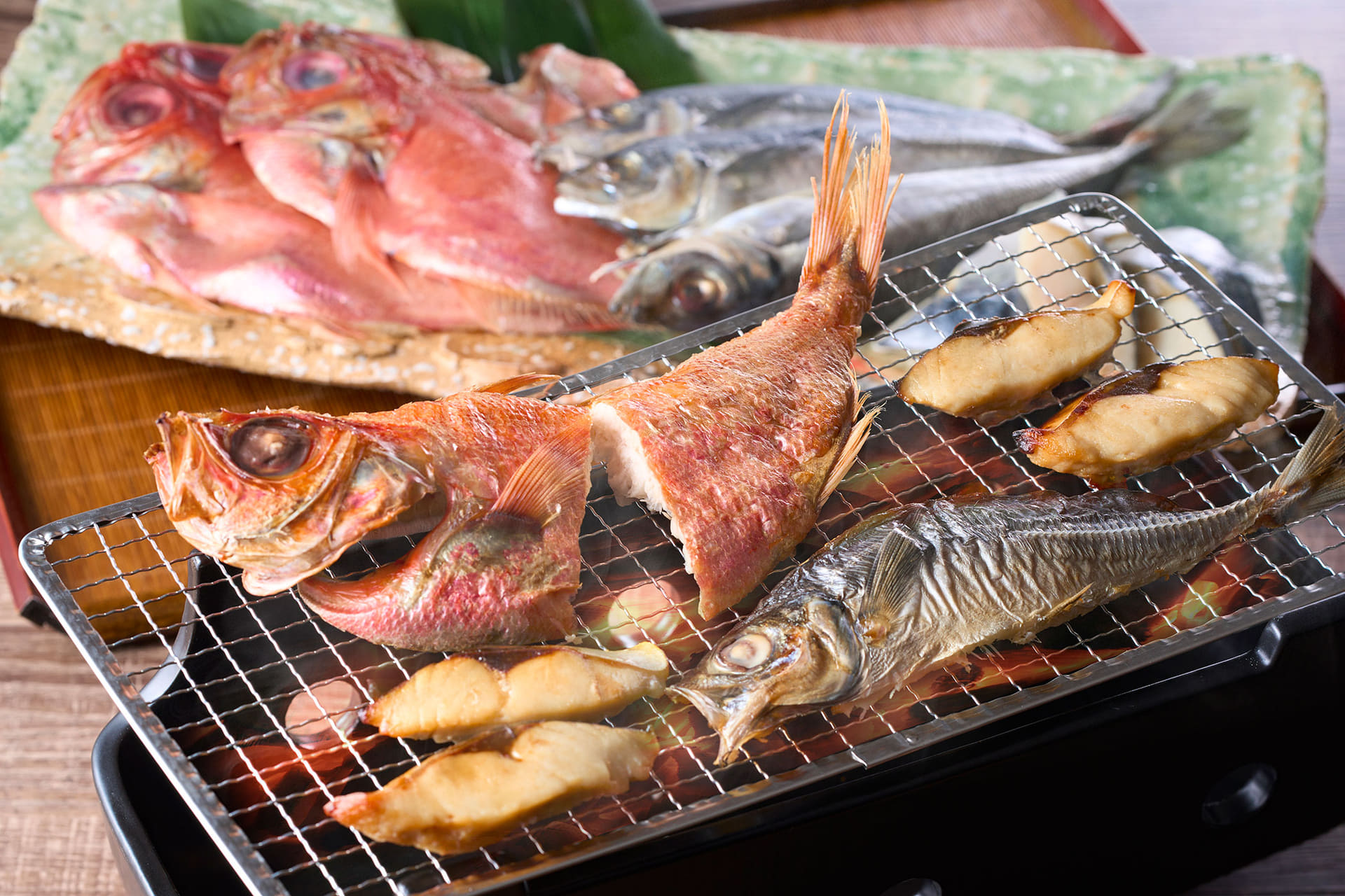 金目鯛の干物をはじめ、アジや鯖などを自分で焼いて味わえる