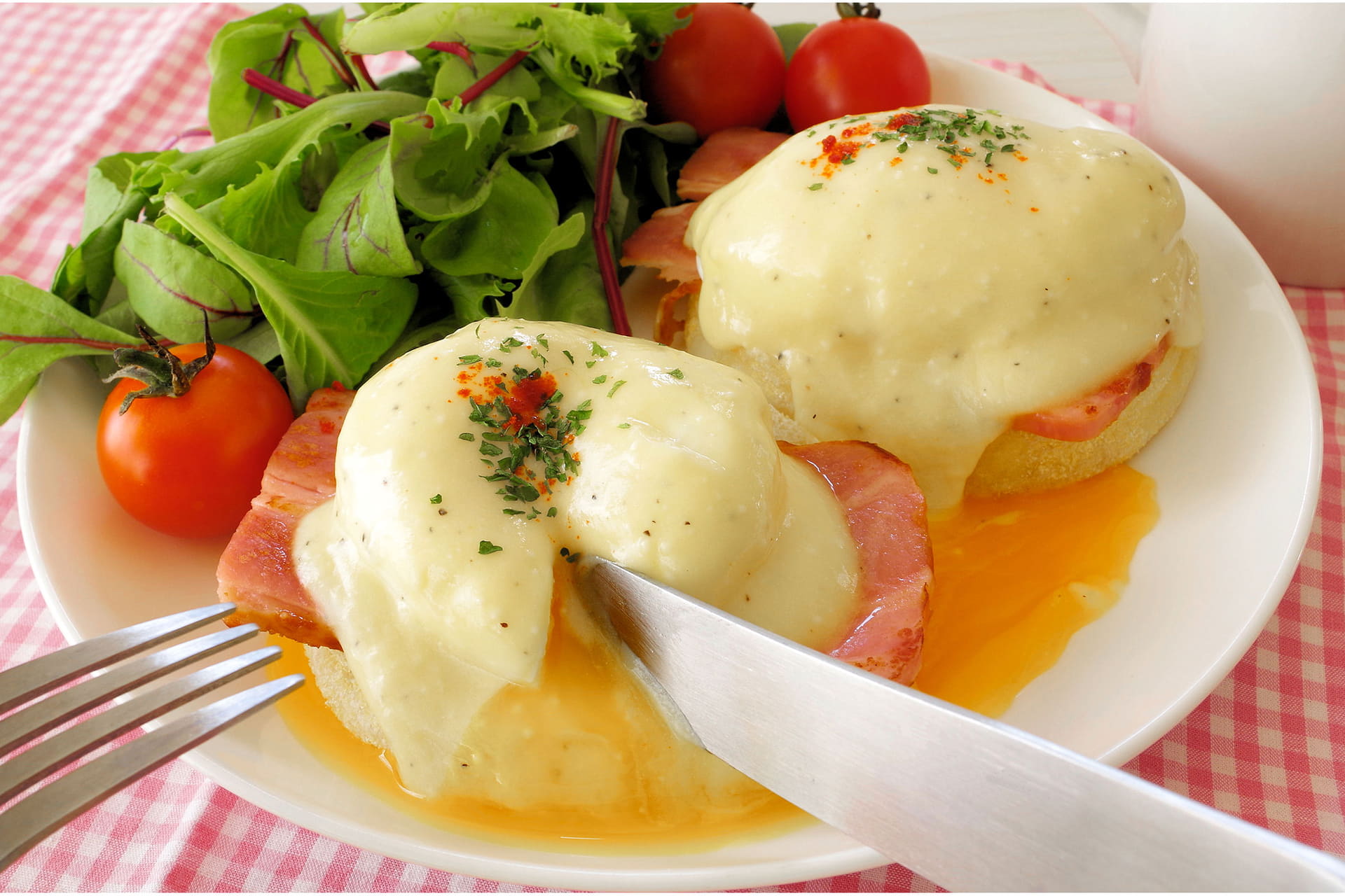 ポーチドエッグとソースが絡むエッグベネディクトなど、おしゃれな洋朝食メニューもラインアップ