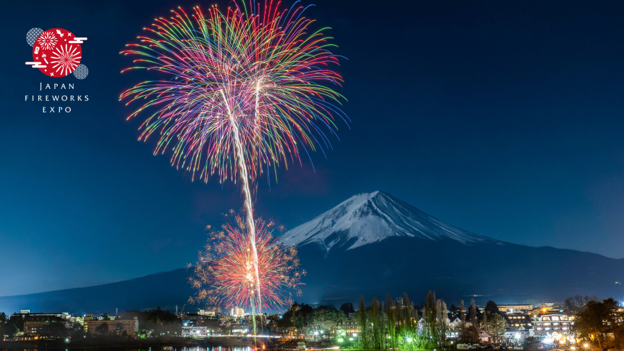 月替わりで花火の打ち上げを行なう