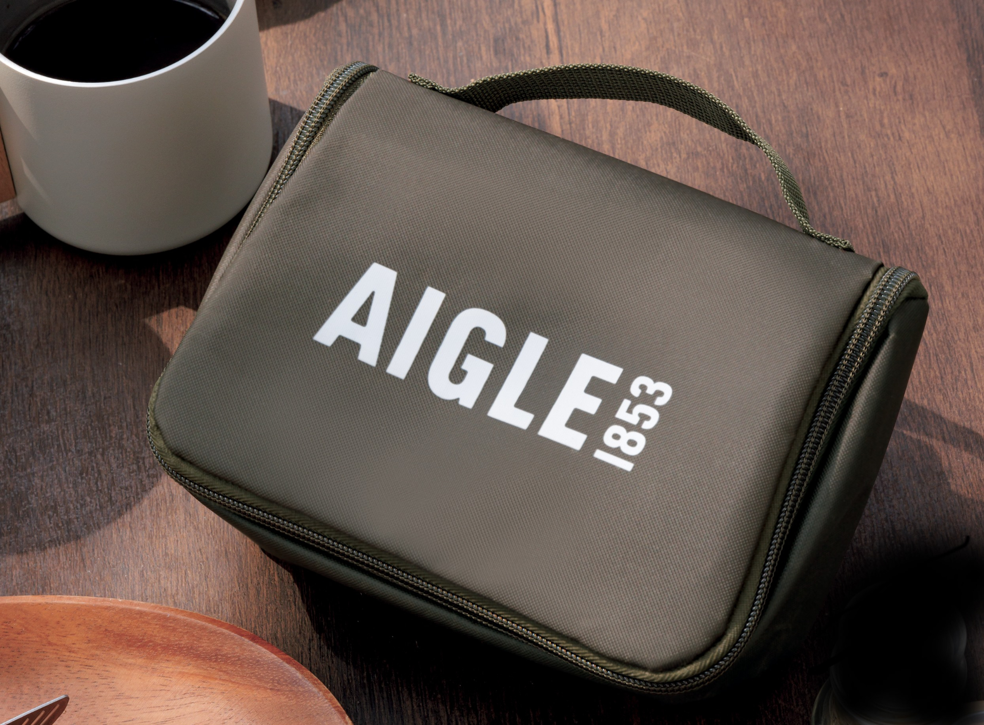 「BE-PAL」6月号の付録は、ガバッと開いて吊して使える「AIGLE（エーグル）」のマルチギアポーチ