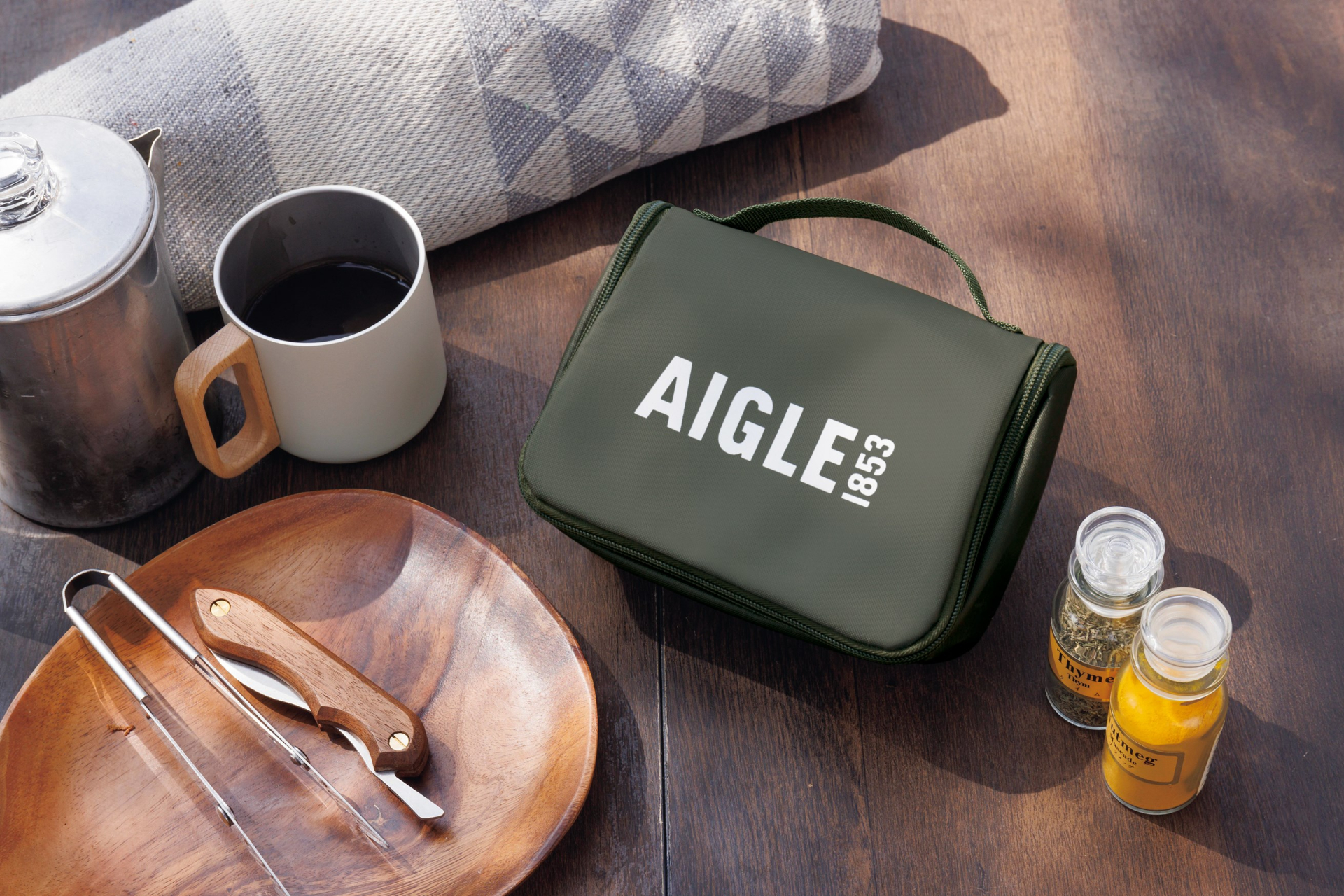 アウトドアはもちろん、旅行や通勤カバンの中身を整理整頓でき、開いたらそのまま吊るして使える