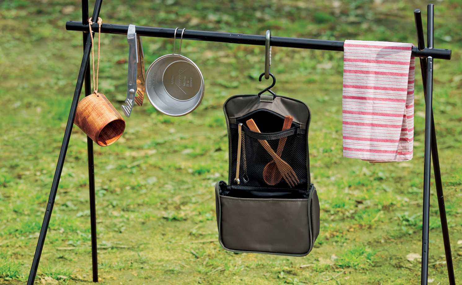 アウトドアはもちろん、旅行や通勤カバンの中身を整理整頓でき、開いたらそのまま吊るして使える