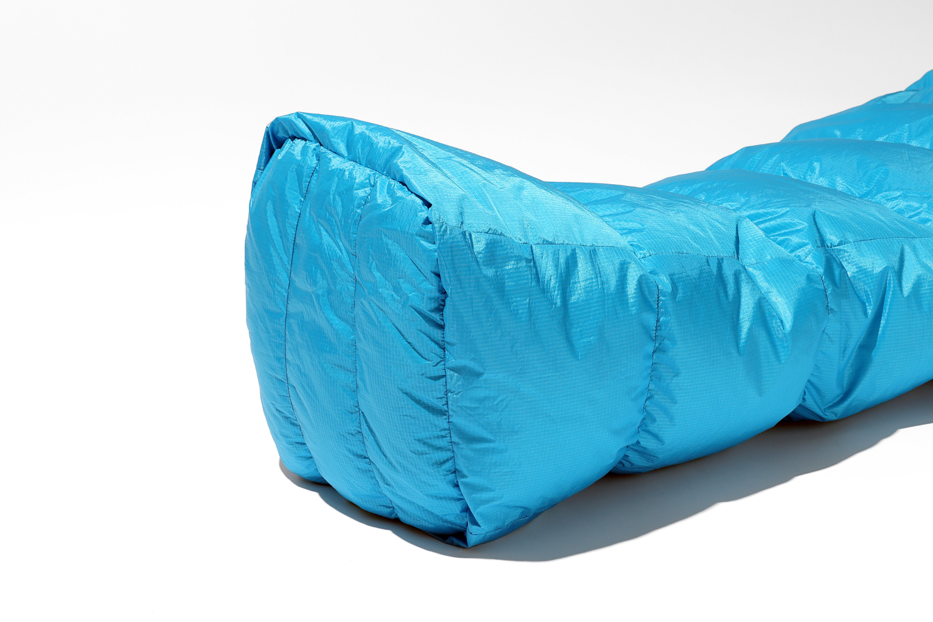 冷えを防ぐ羽毛たっぷりの足先