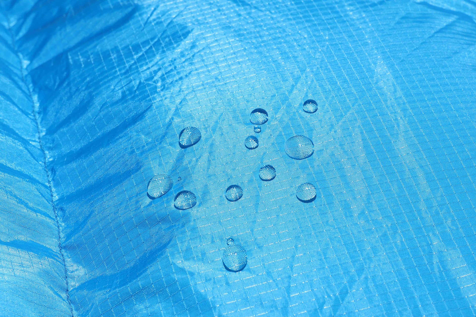 独自の防湿透湿ナイロン素材「オーロラテックス」を採用した撥水性の高い生地