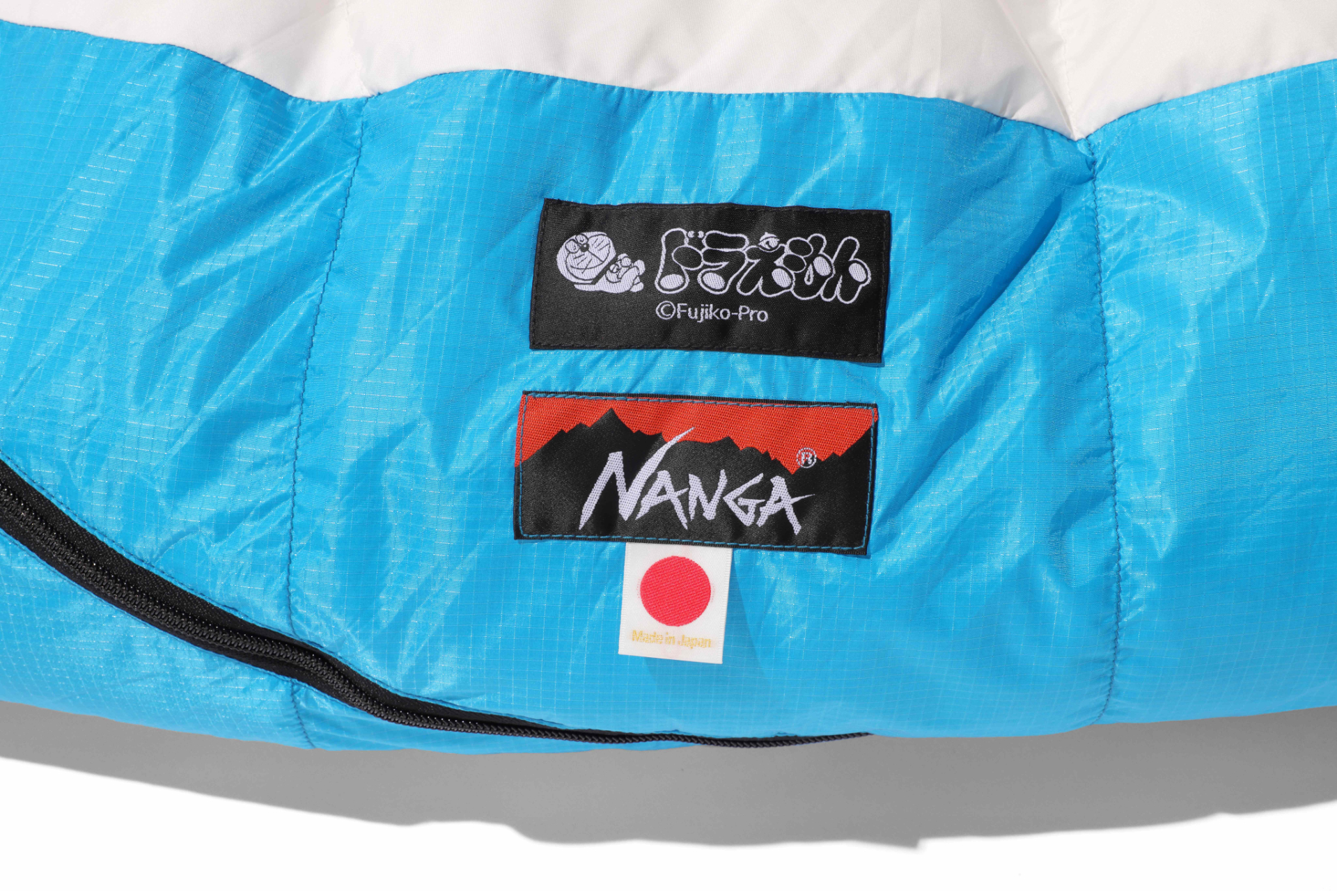 表地側面にはドラえもんとナンガ、それぞれの織りネームも