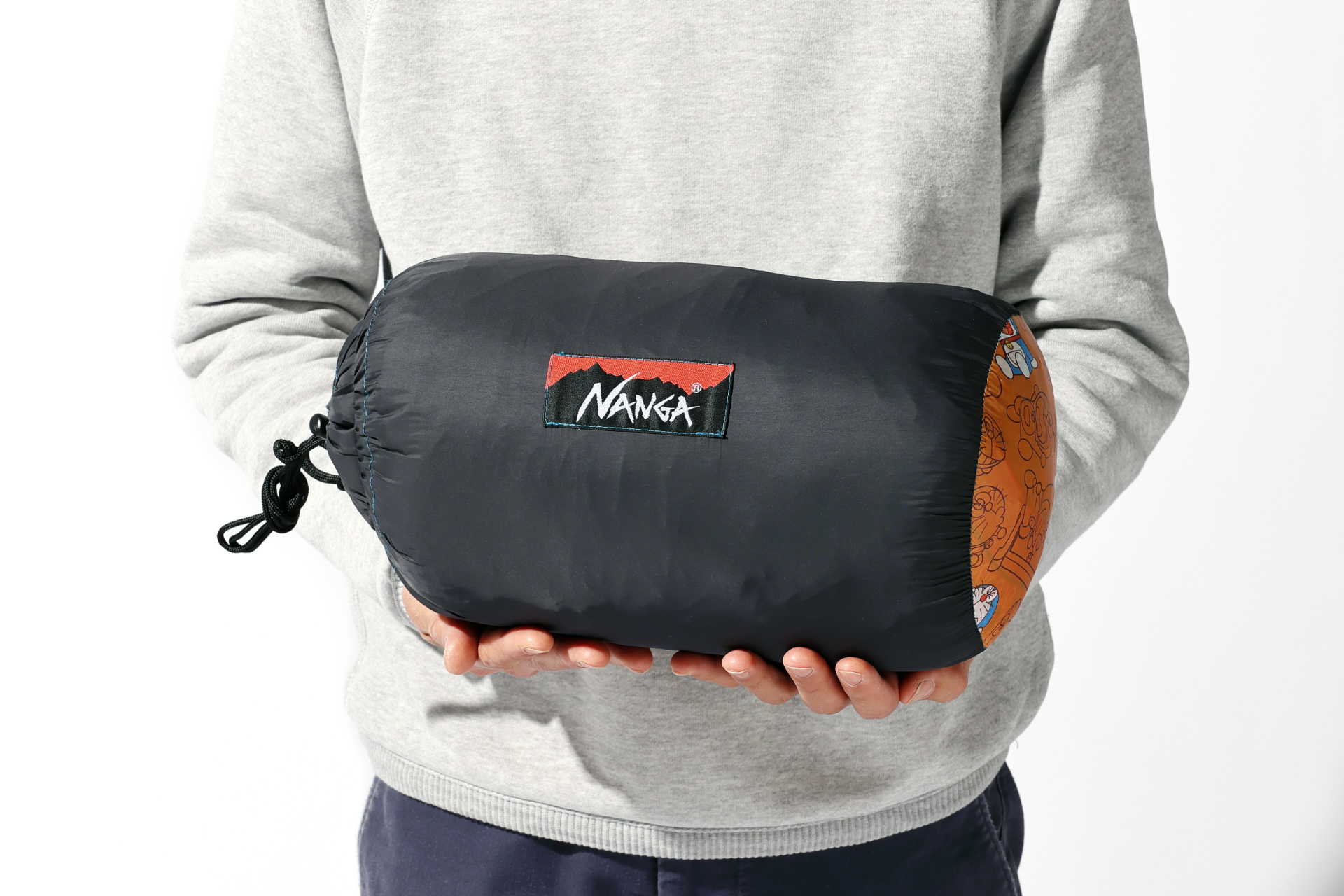 －2℃対応の寝袋ながら、専用袋に収納すると約20×40cmになるコンパクトさ