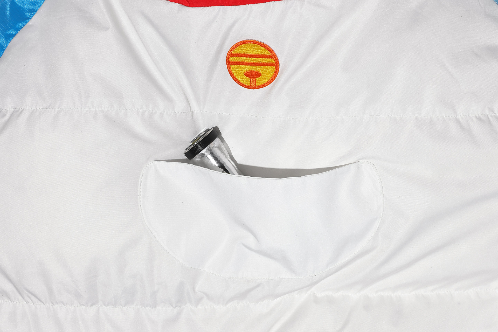 ライトや文庫本、メガネなど小物をしまえる四次元ポケット