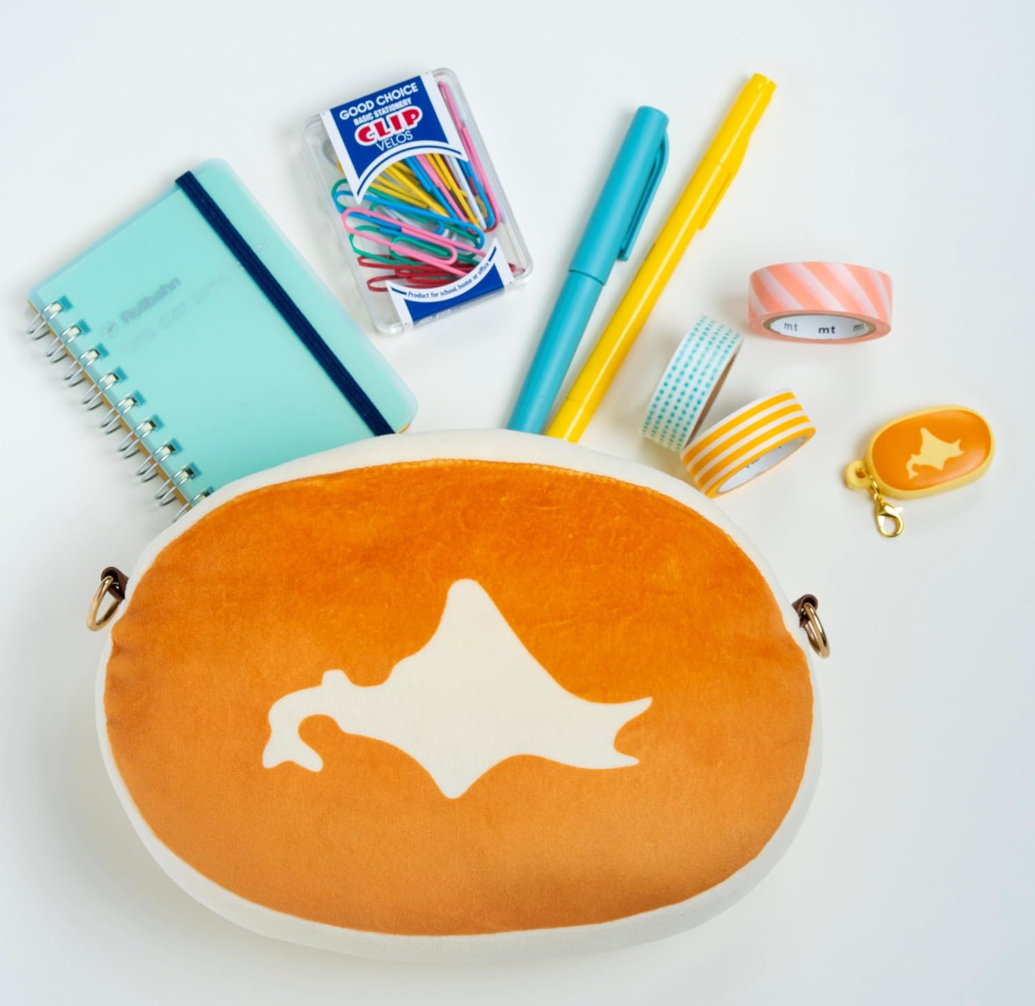 手触りの気持ちいいふわふわの生地で、見た目そっくり。取り外し可能なショルダーひも付きなので、ポーチにもショルダーバッグにもなる