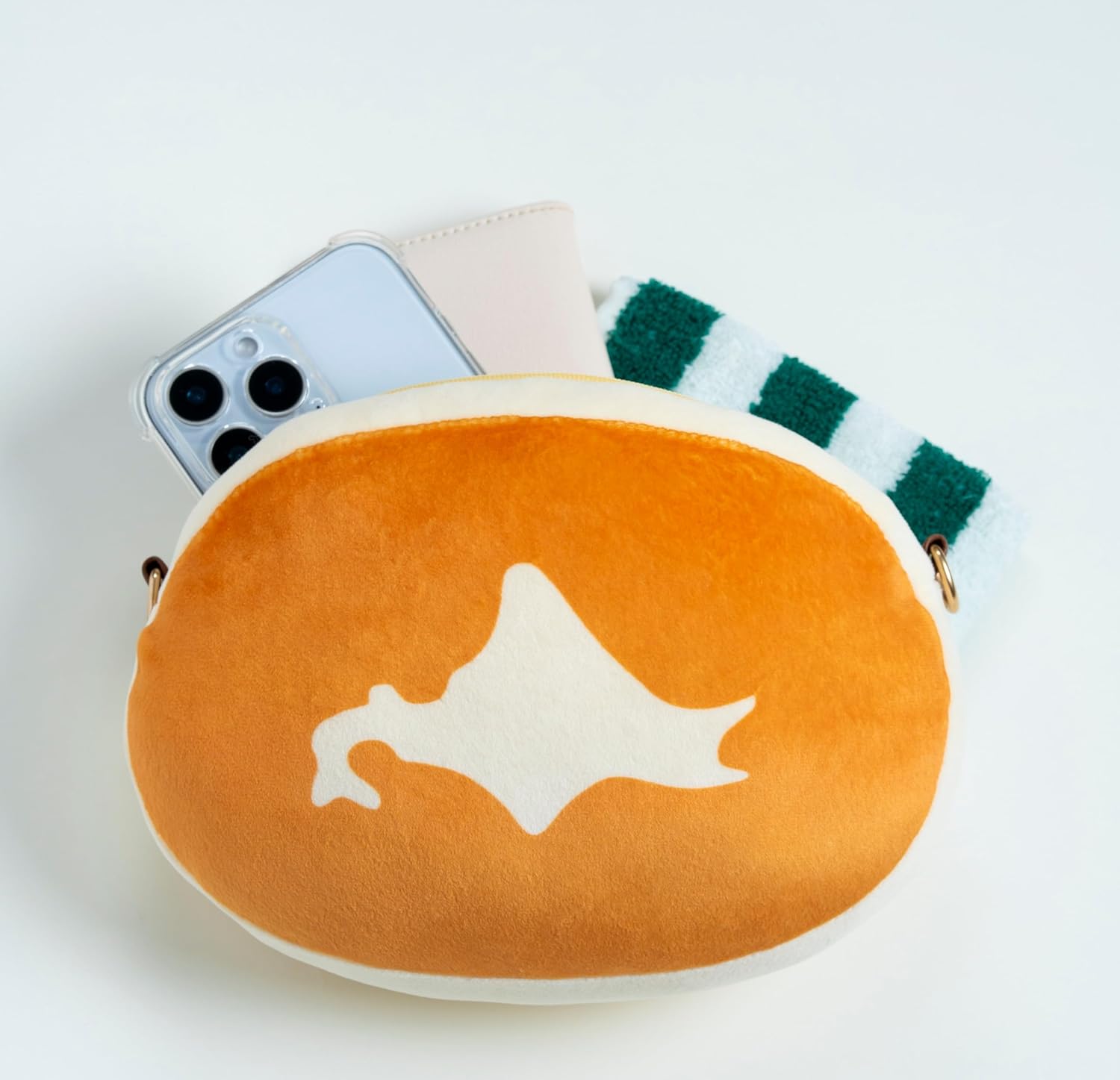 手触りの気持ちいいふわふわの生地で、見た目そっくり。取り外し可能なショルダーひも付きなので、ポーチにもショルダーバッグにもなる