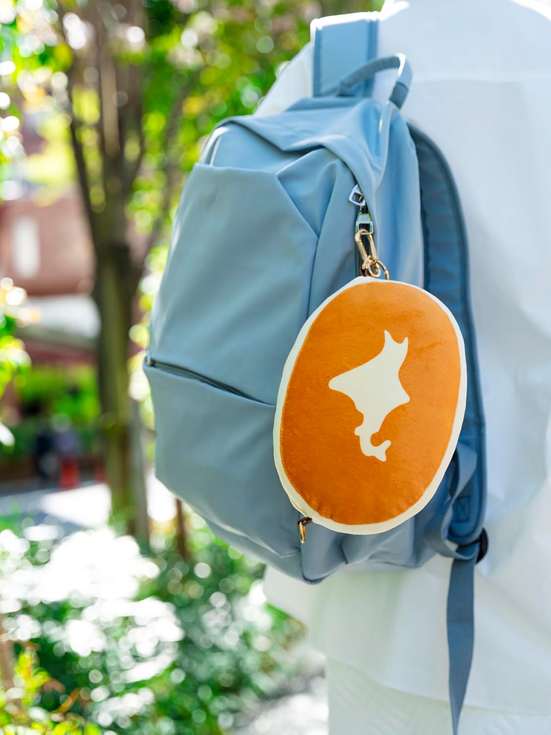 手触りの気持ちいいふわふわの生地で、見た目そっくり。取り外し可能なショルダーひも付きなので、ポーチにもショルダーバッグにもなる