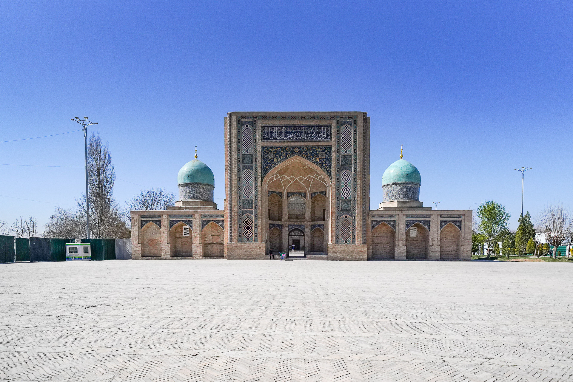 ウズベキスタンの首都タシケントの見どころの1つ。歴史的な宗教建造物が集まるハスト・イマーム広場