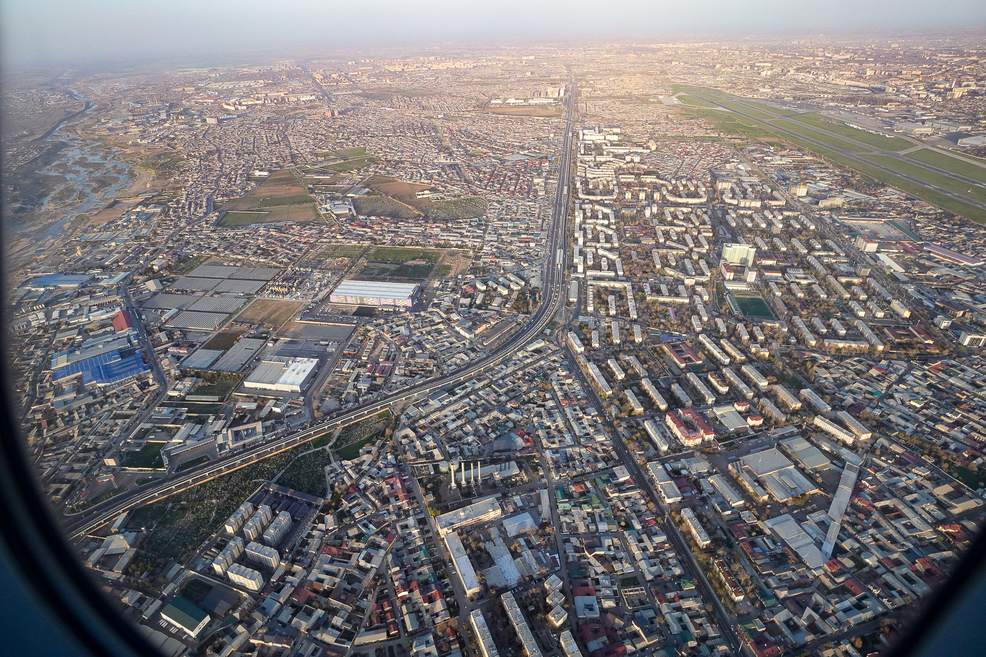 上空から眺めた首都タシケント。アパートの並びが独特のパターンでおもしろい