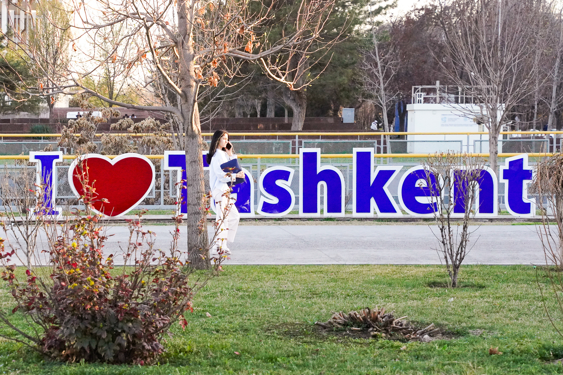 到着早々に車窓から「I love Tashkent」を見つけた