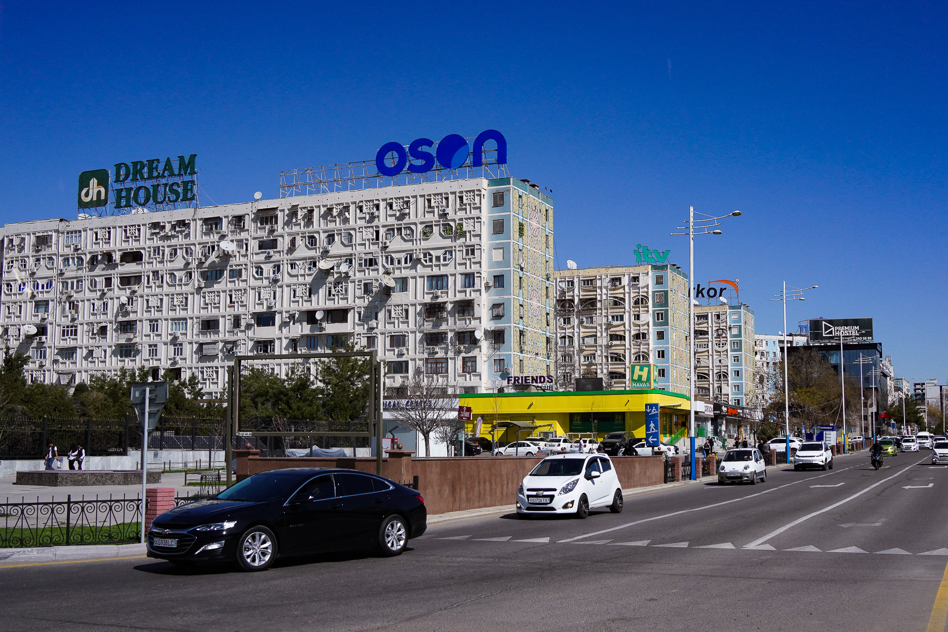 おそらく機上から見たアパート群。広い道路が整備されている