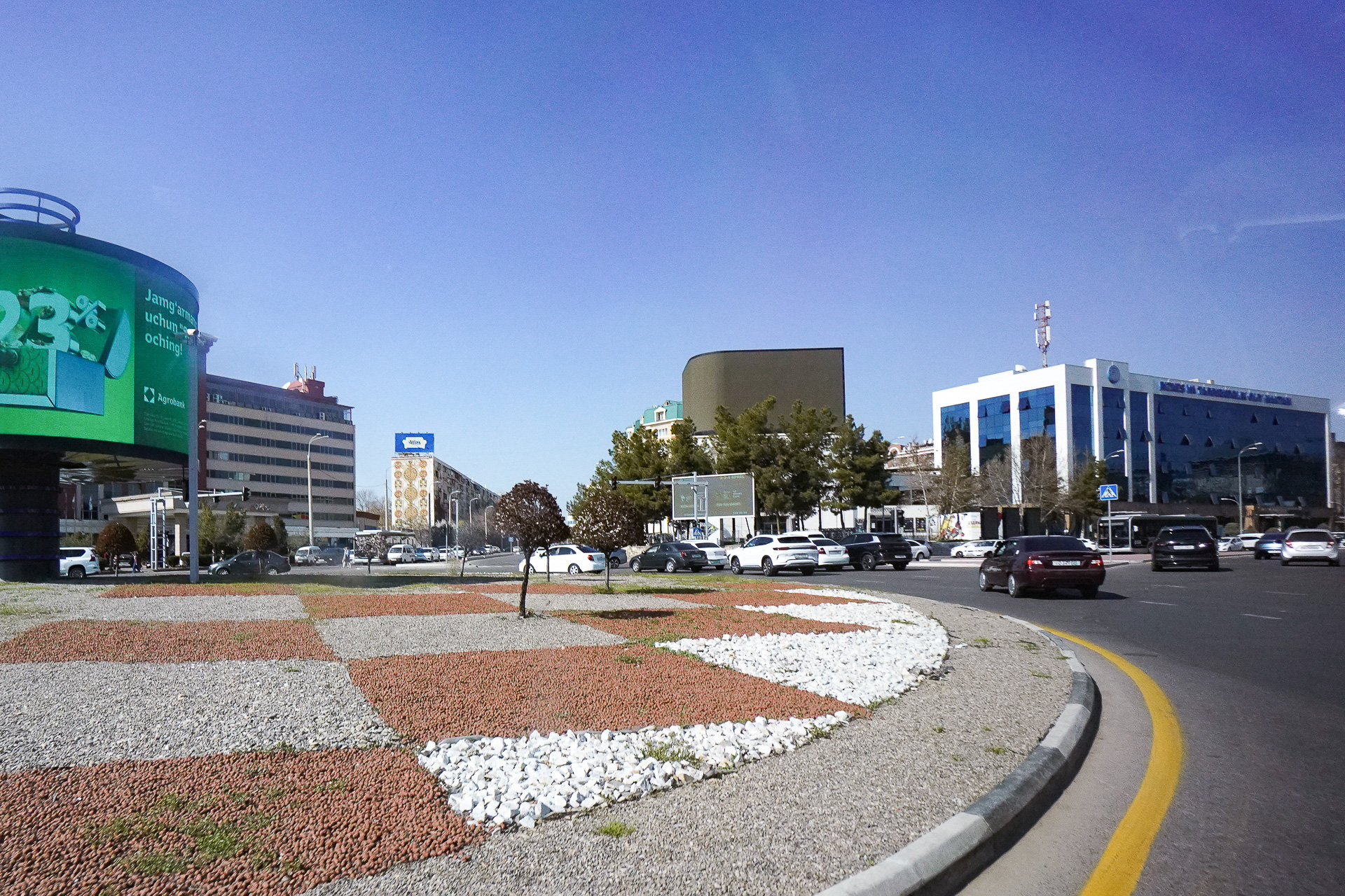 ラウンドアバウトも広い。巨大モニター広告も各所で見かける