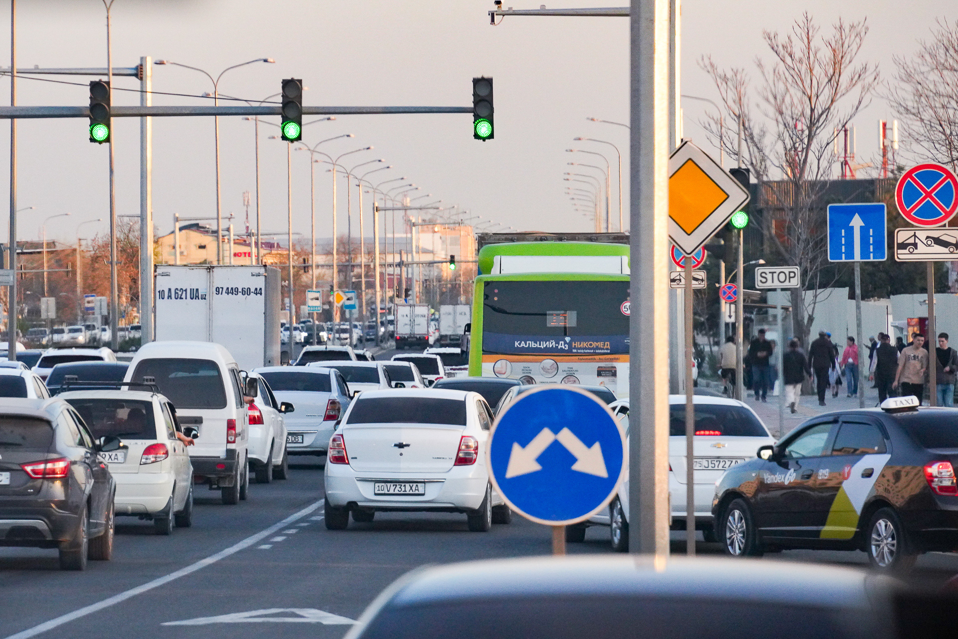 時には激しい渋滞もおきる。不思議と二輪はほとんどいない