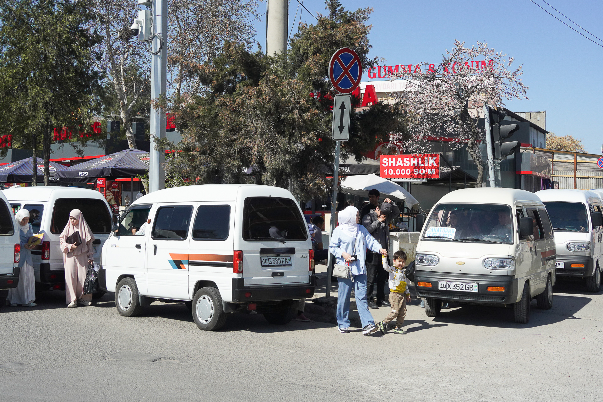 軽ワゴンのようなクルマをよく見かける。ここは地元のスーパー近辺