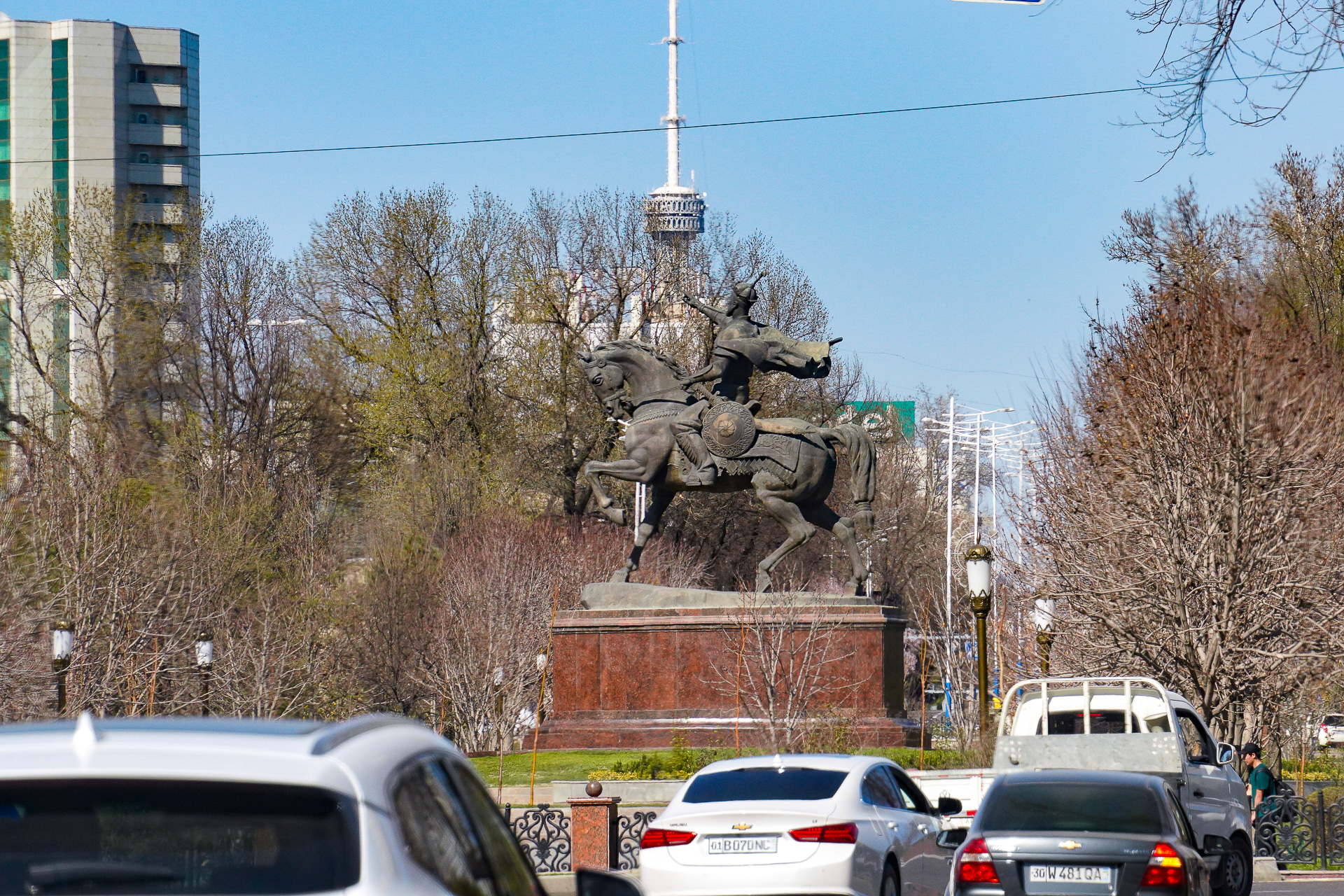 アミール・ティムールの像を見かけた。ティムール朝を建国した英雄。周囲は広い公園になっている