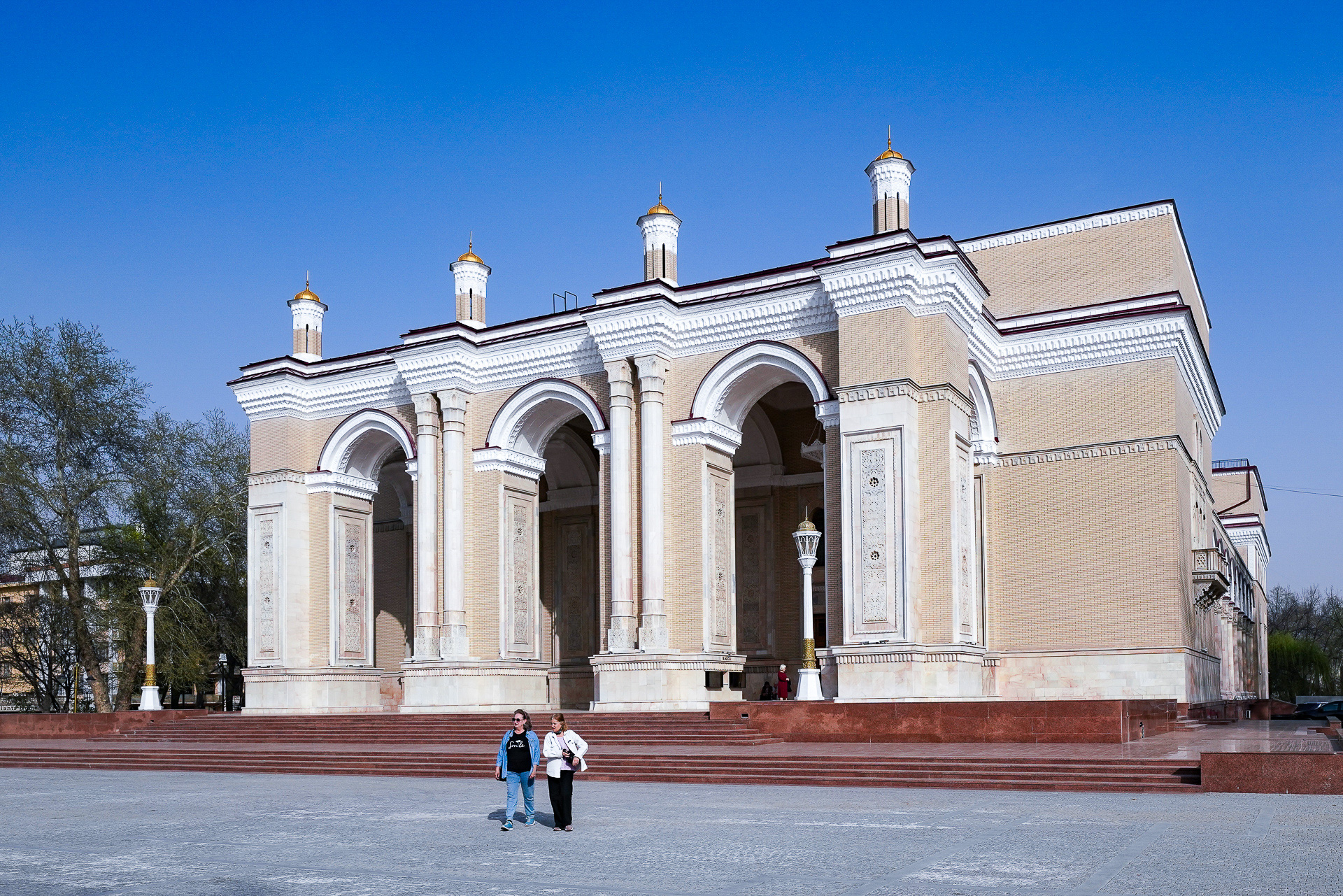 「ナヴォイ劇場」抑留された日本人か強制労働で建設した