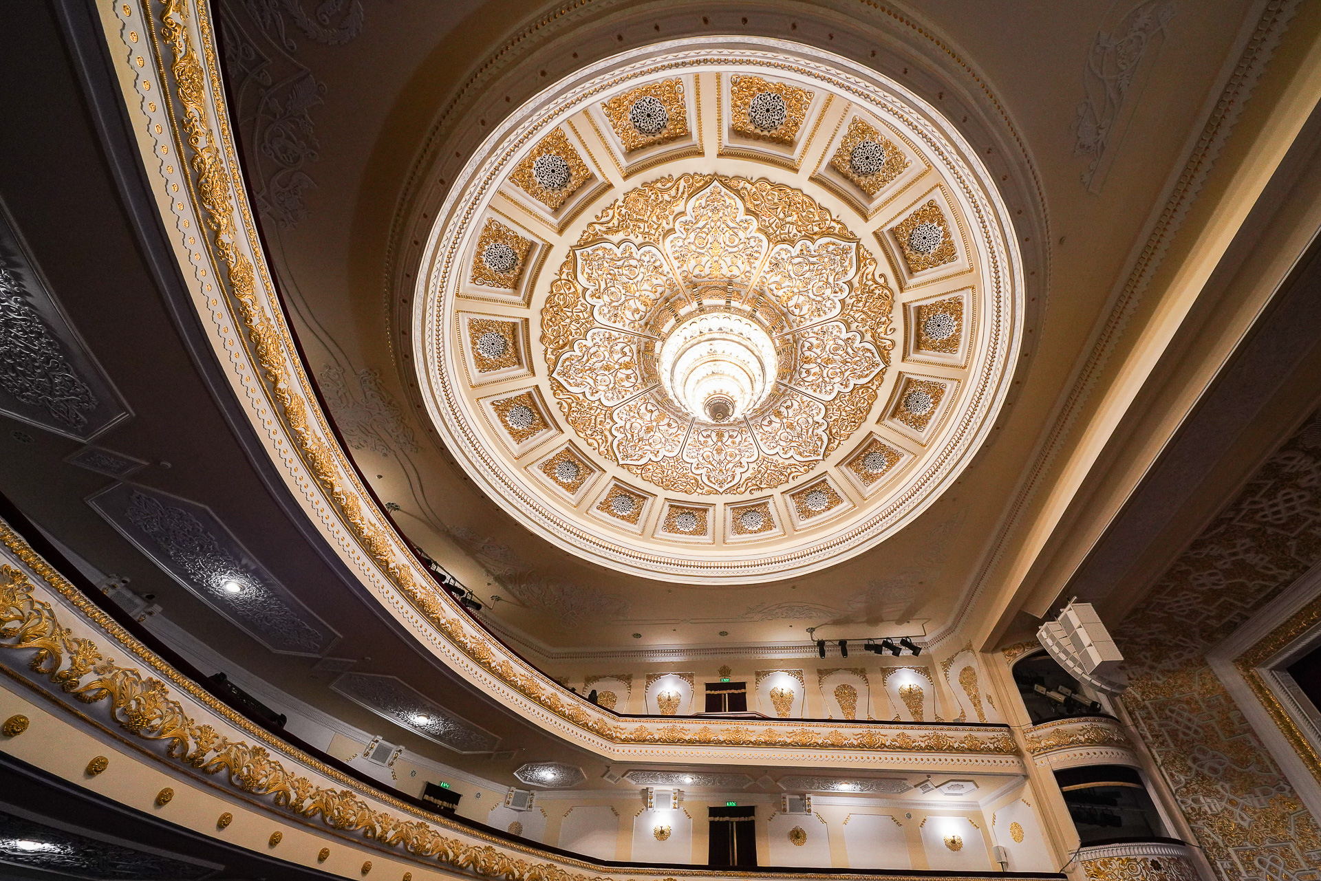 劇場上部の丸い照明。緻密な模様が施されている
