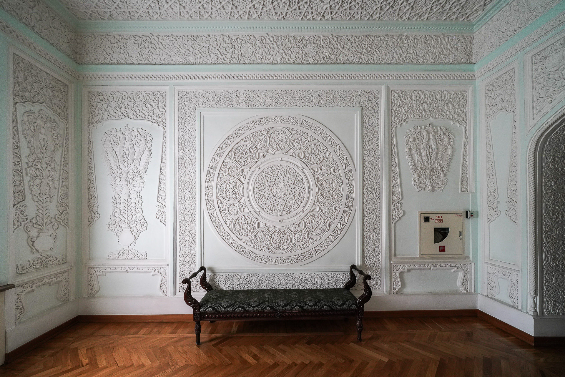 ホワイエにあったスペース。石膏彫刻の紋様がすごい作り込み