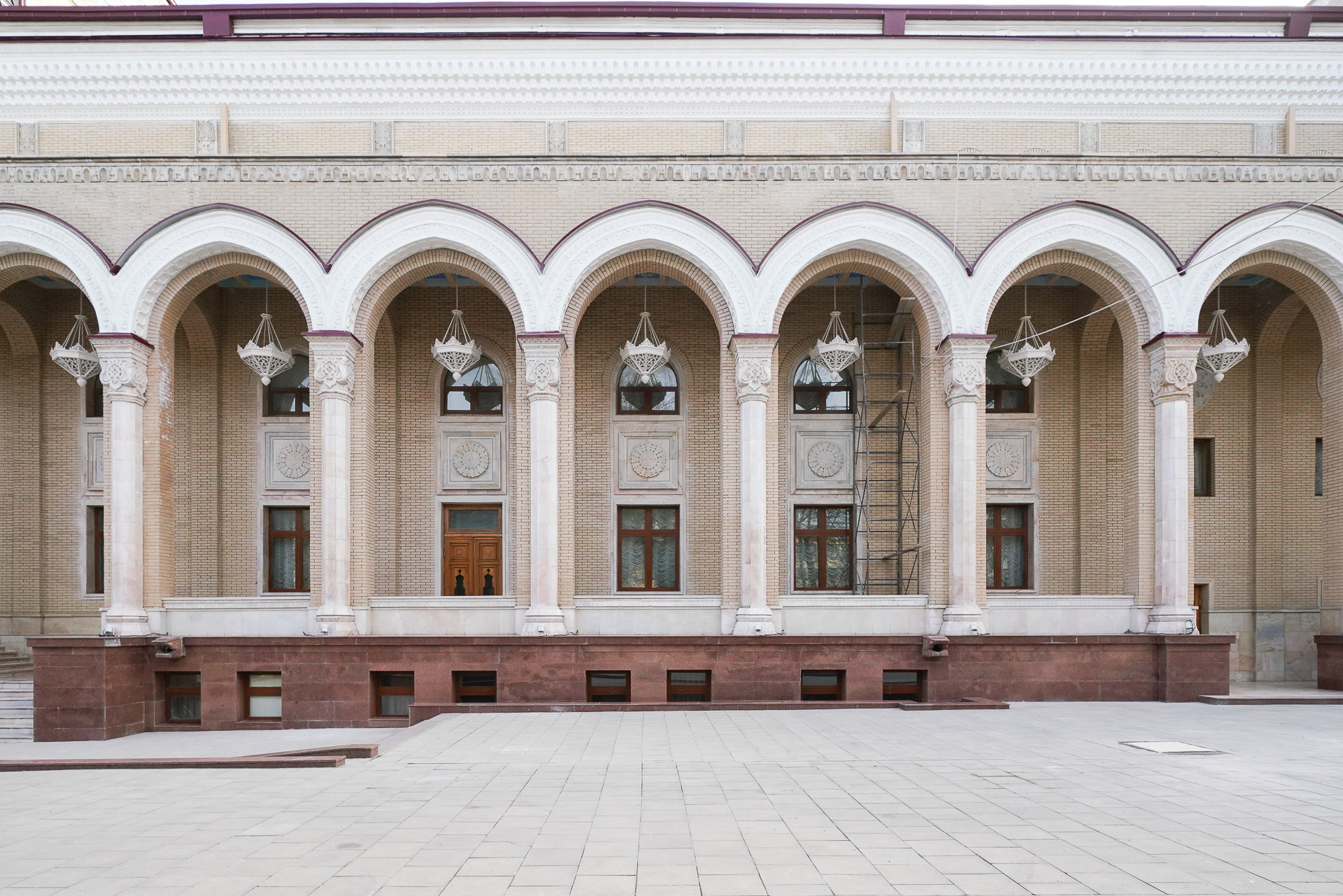 外壁の回廊。シャンデリアが並ぶ