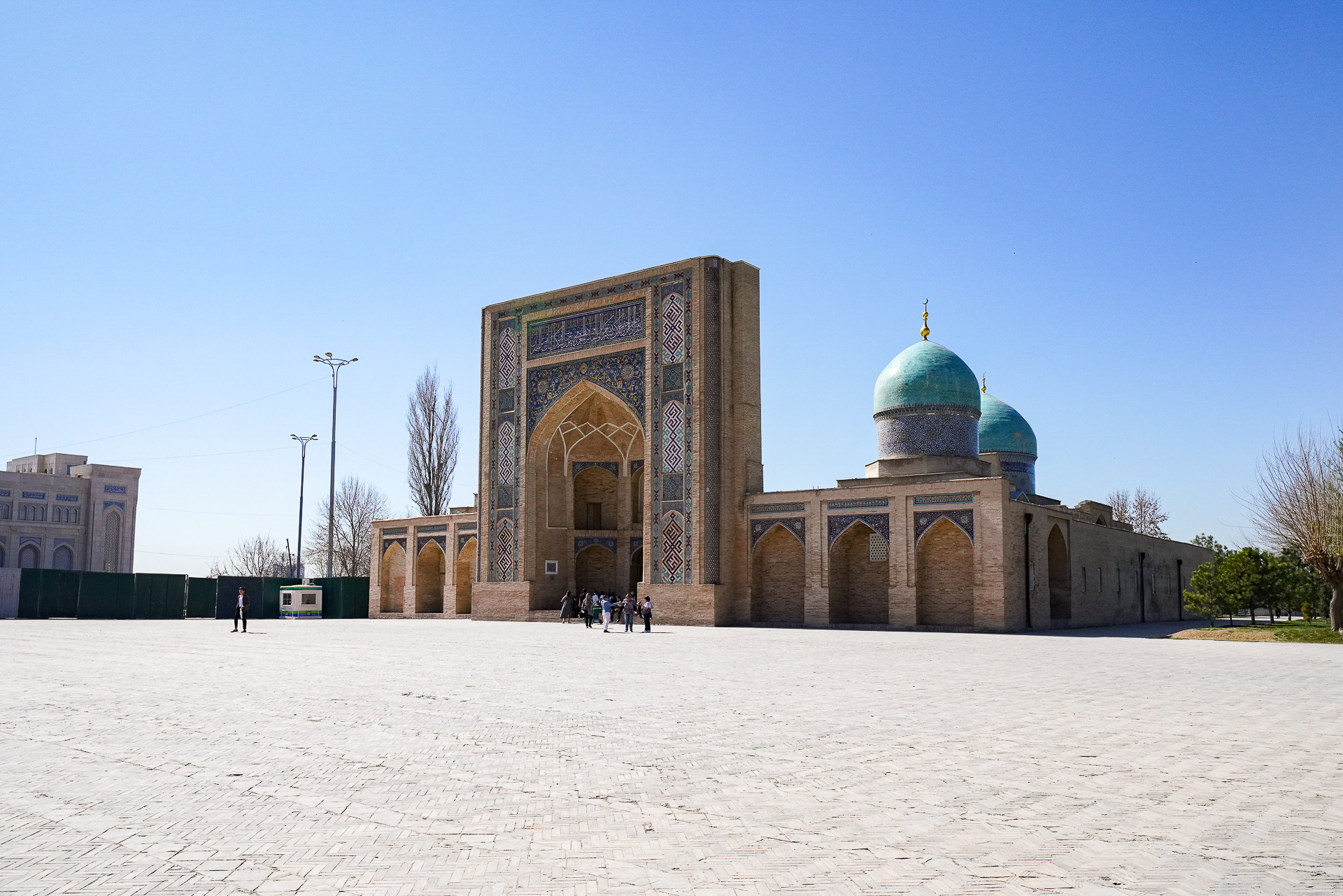 広場はかなりの広さがある