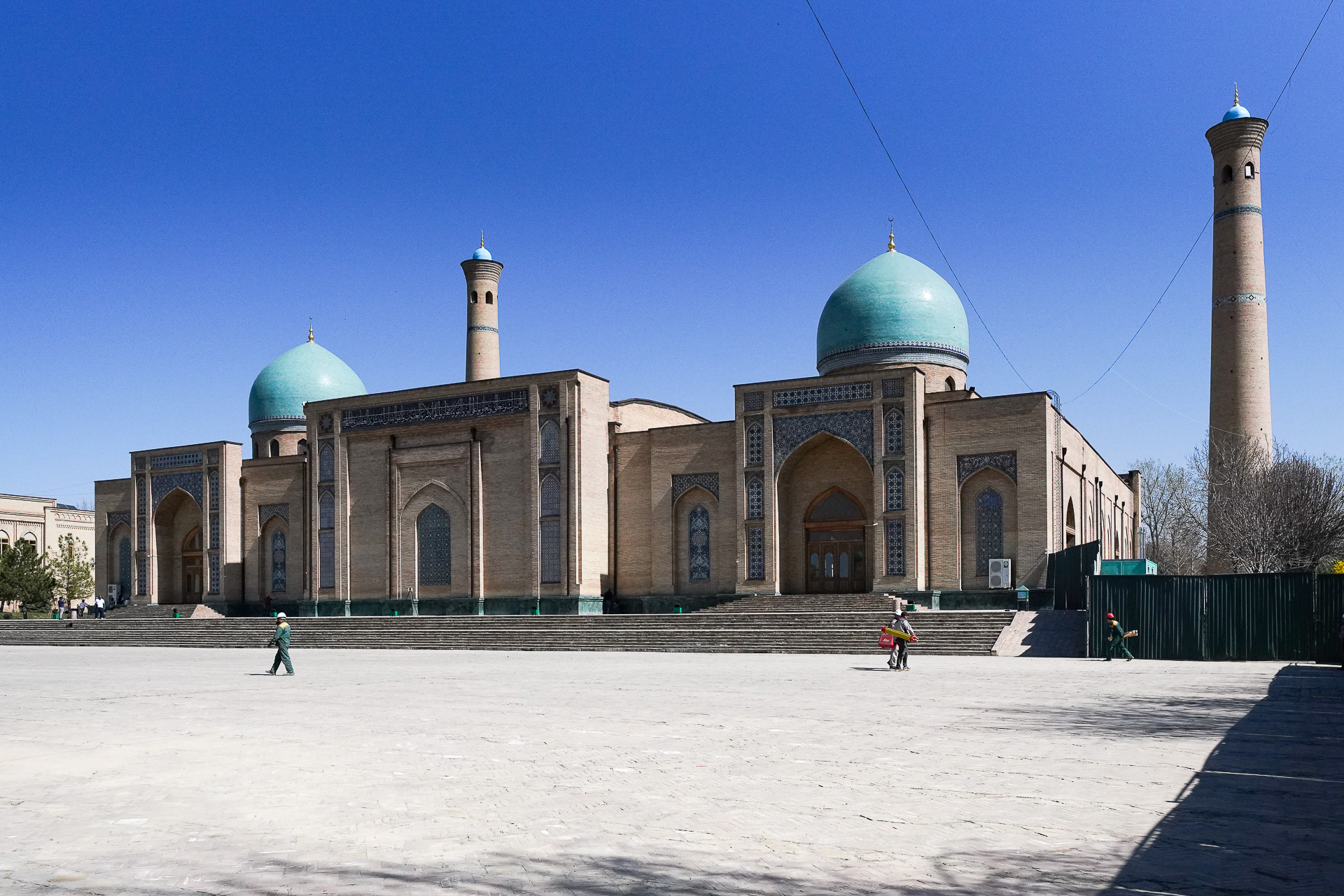 バラク・ハン・メドレセの向かいには「ハズラティ・イマーム・モスク」がある