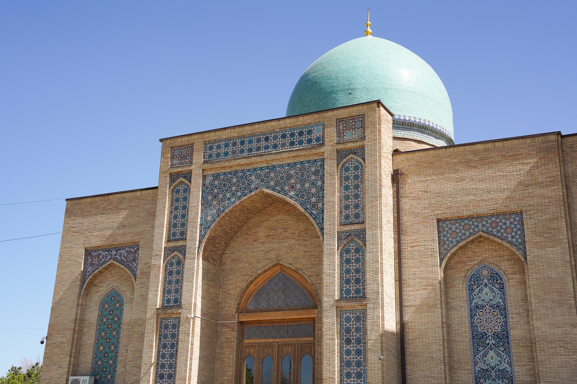 青いタイルの装飾が美しい