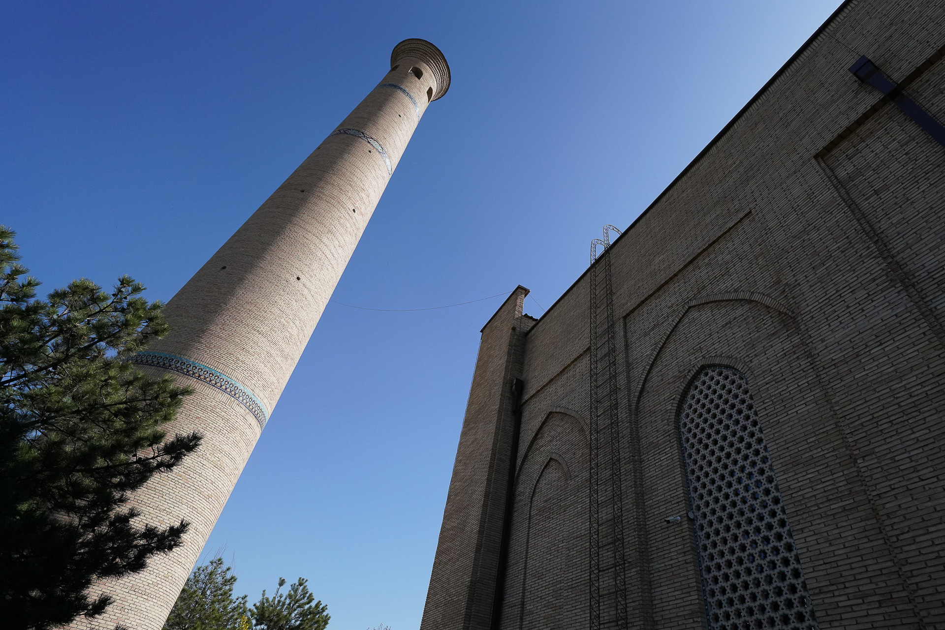 脇にそびえ立つミナレット